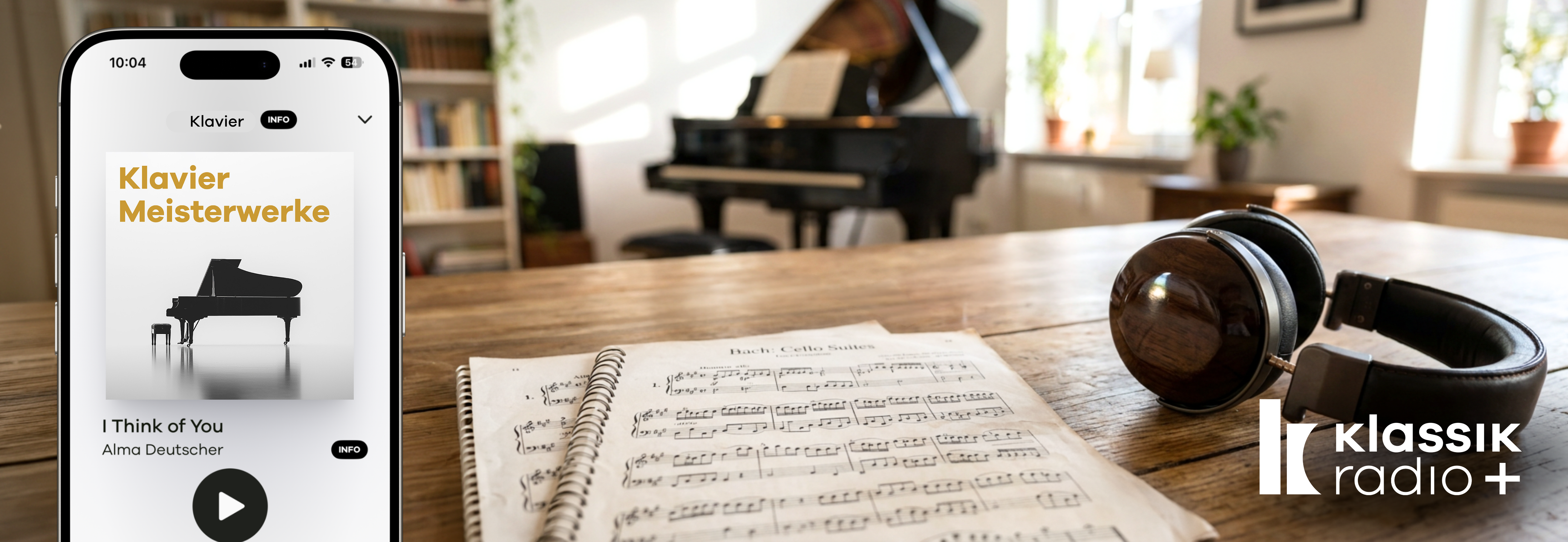 Kopfhörer und Klaviernoten liegen auf einem Tisch. Daneben sieht man den Klavier-Meisterwerke-Musiksender von Klassik Radio Plus.