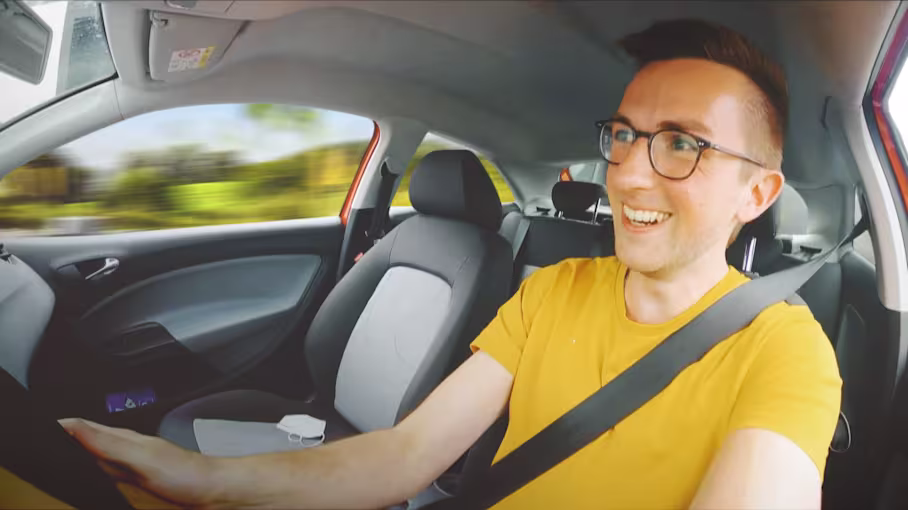 ADAC Junge Fahrer Training Junger Mann Fahrfreude gelbes Shirt