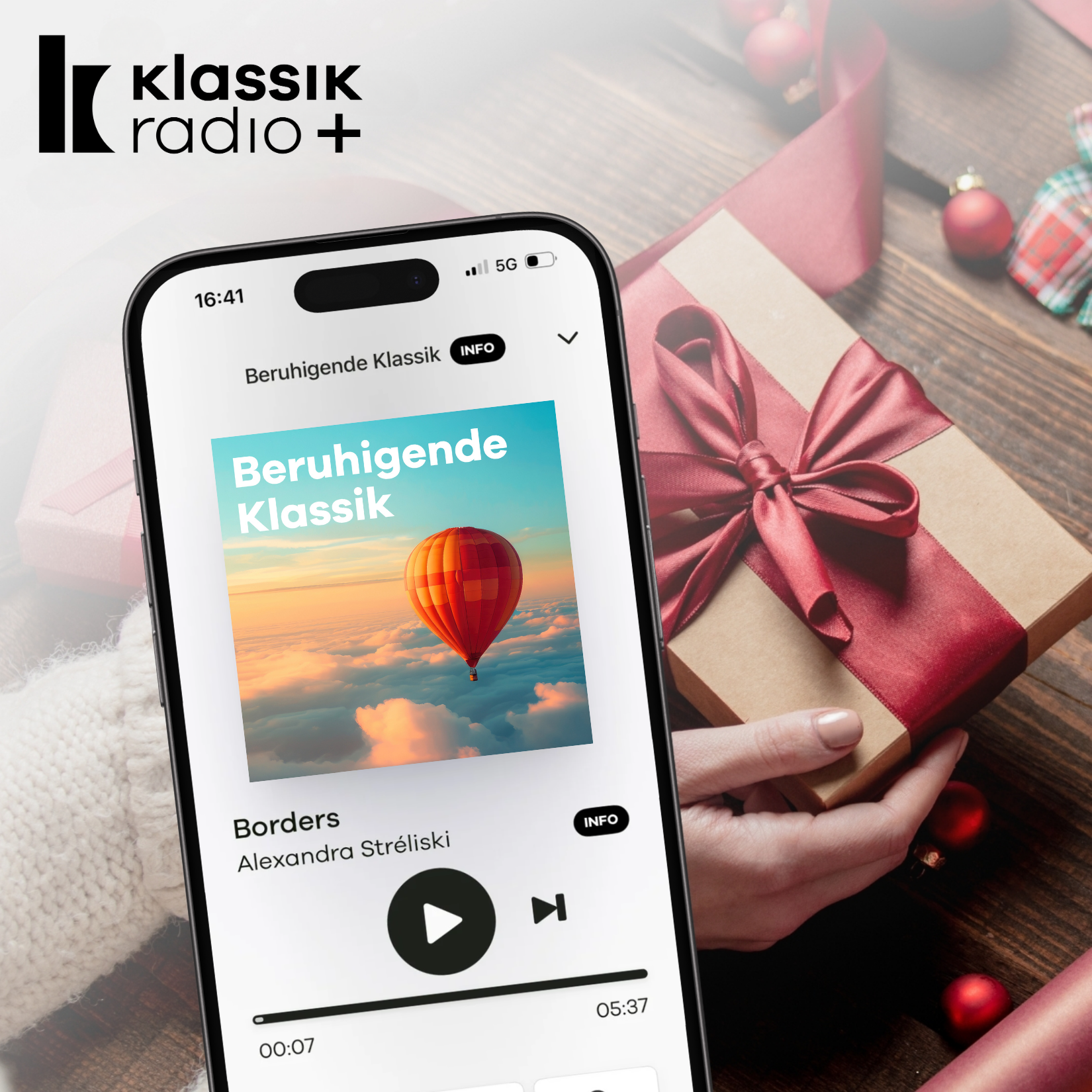 Schön eingepacktes Geschenk mit Schleife und daneben der Klassik Radio Plus Sender "Beruhigende Klassik" 