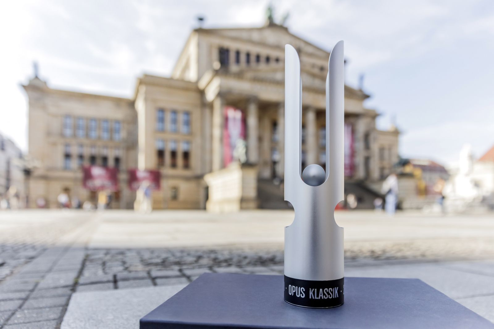 Opus Klassik Trophäe, vor dem Berliner Konzerthaus