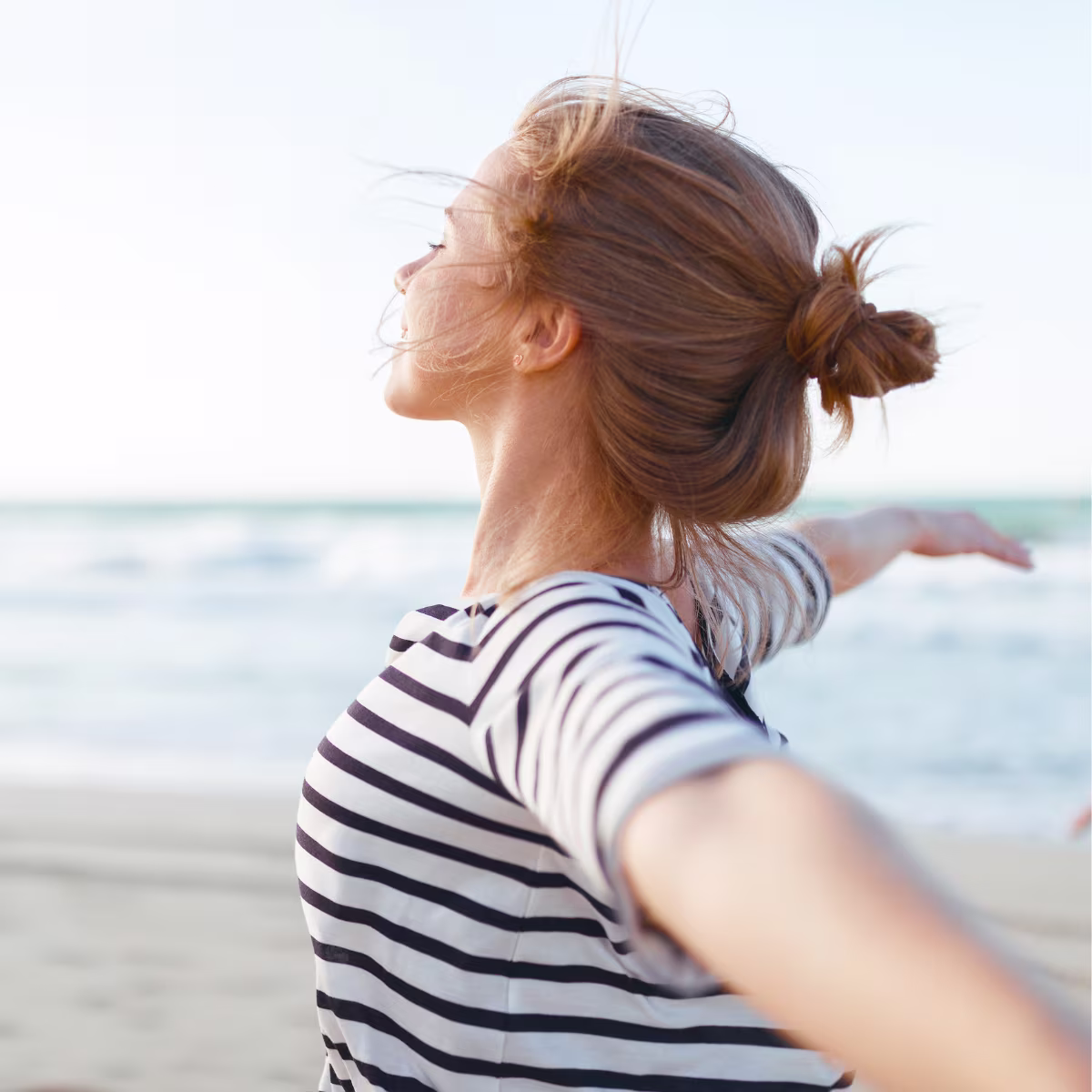 Frau genießt die Zeit am Meer