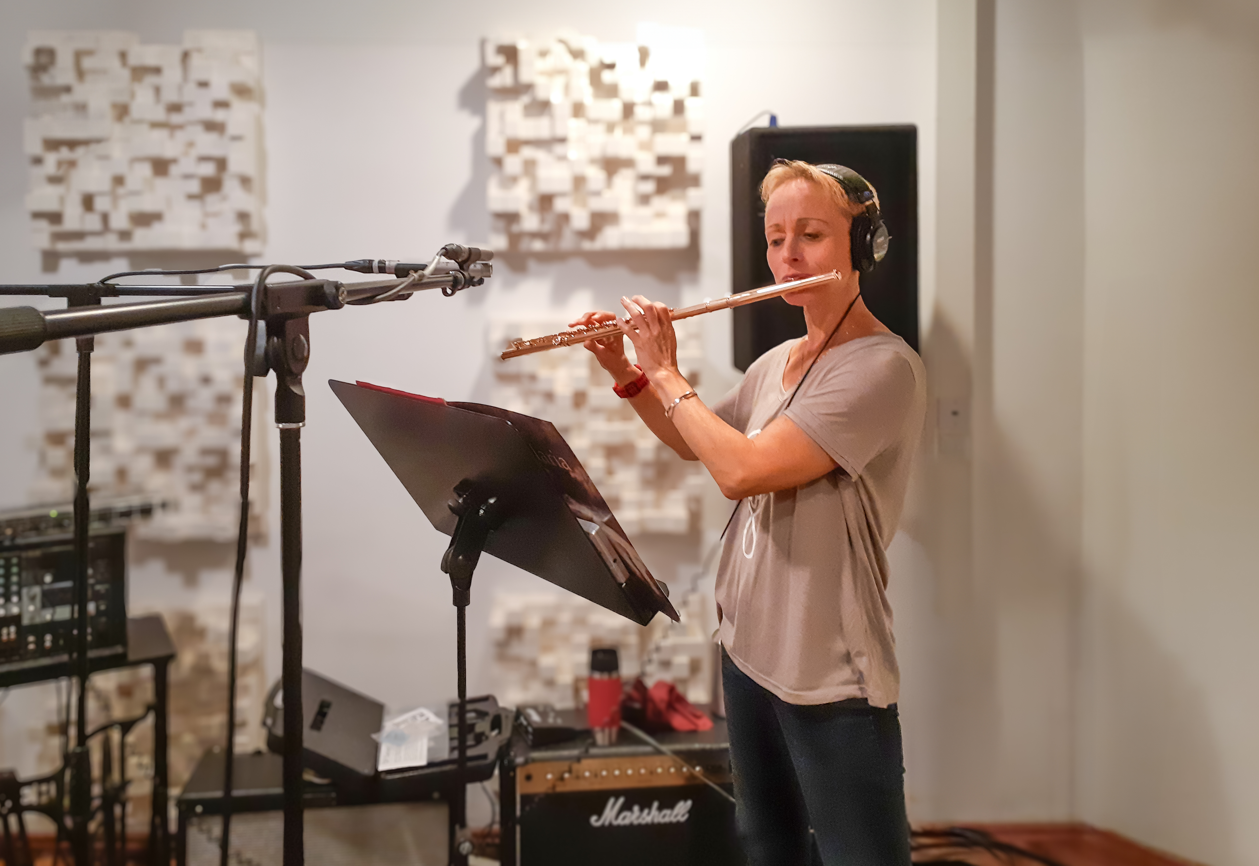 Musikerin Katja Reinbold beim Querflöte spielen