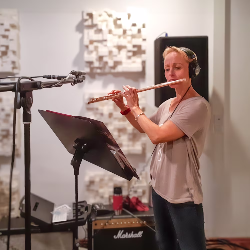 Musikerin Katja Reinbold beim Querflöte spielen