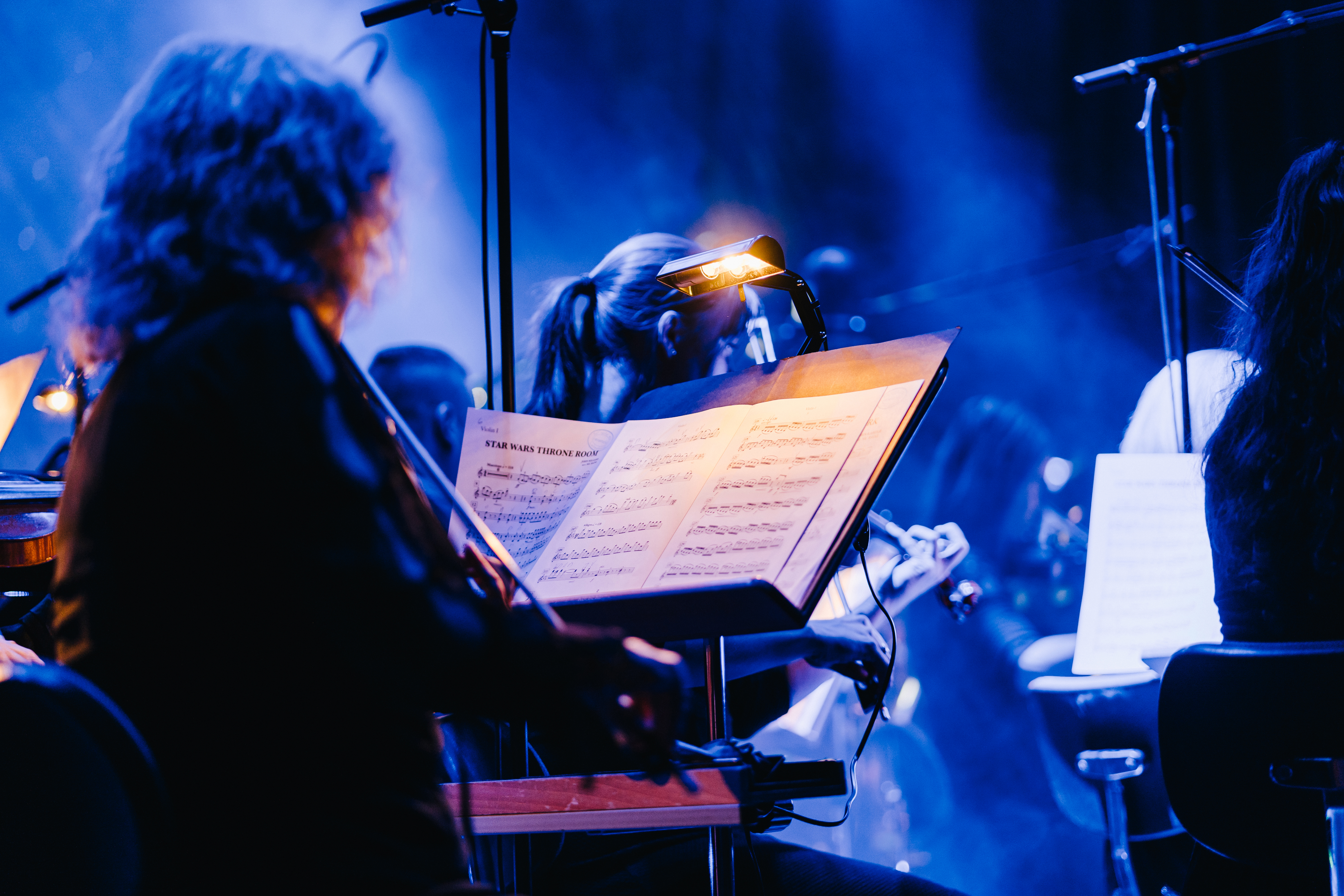 Violinistin in einem Sinfonieorchester – Klassik Radio