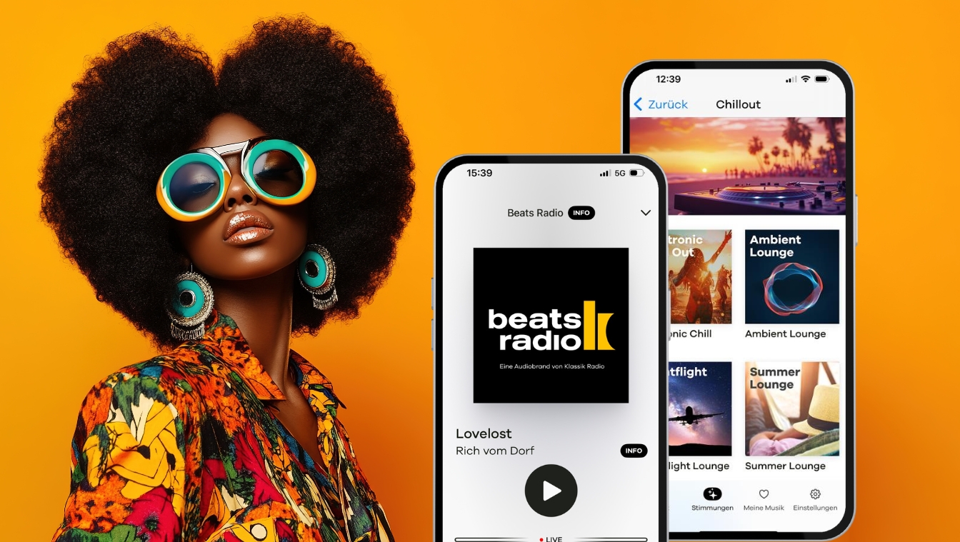 Frau mit Afro, bunte Kleidung, daneben Smartphone mit Musik-App und Gutschein-Schriftzug