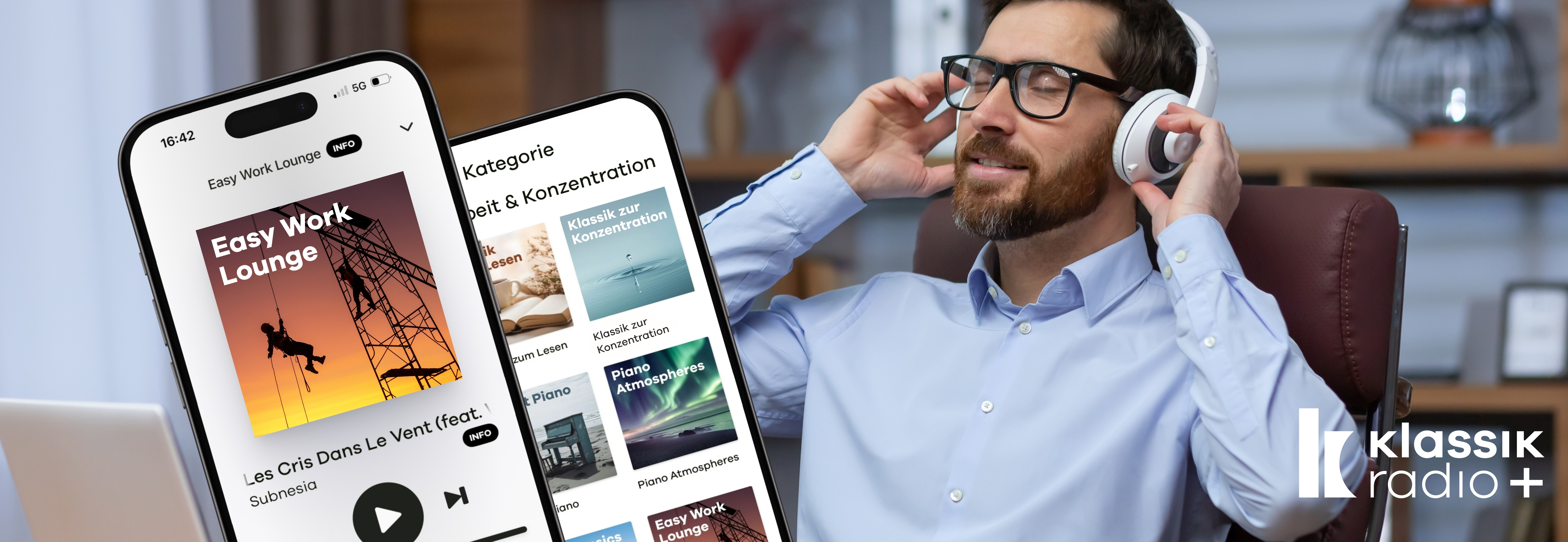 Schreibtisch im Büro mit Kopfhörer und Radio, daneben Klassik Radio Plus in Handy mit dem Sender Easy Work Lounge