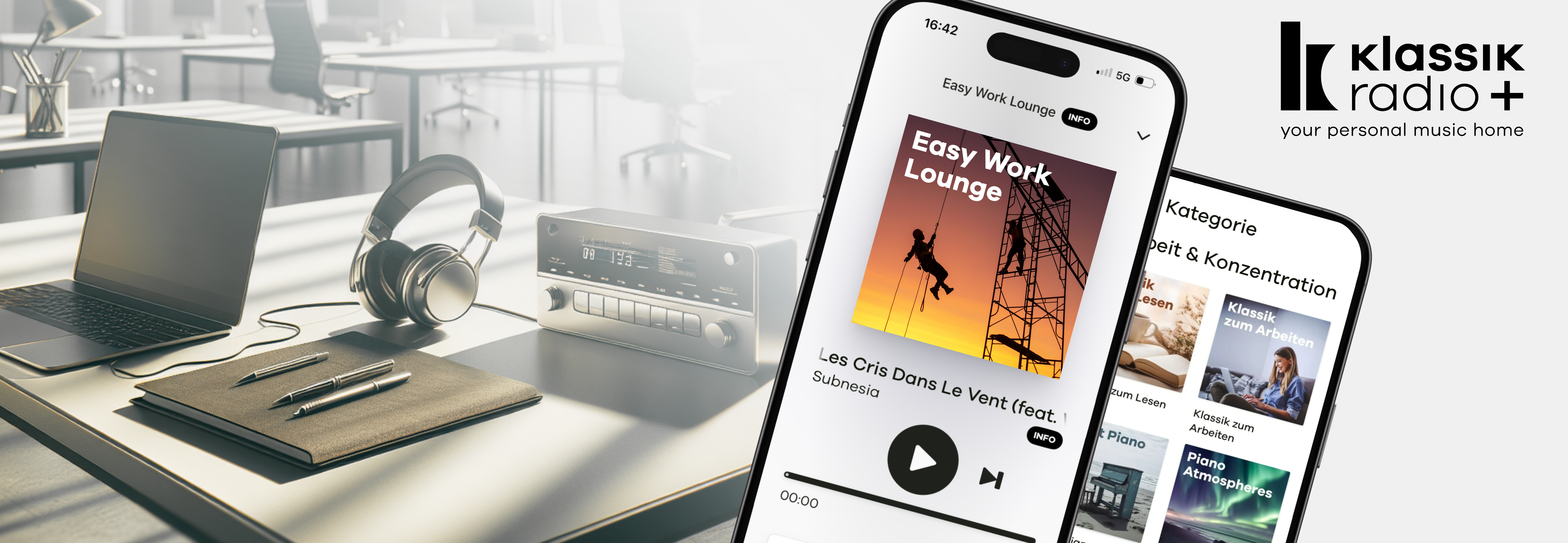 Schreibtisch im Büro mit Kopfhörer und Radio, daneben Klassik Radio Plus in Handy mit dem Sender Easy Work Lounge