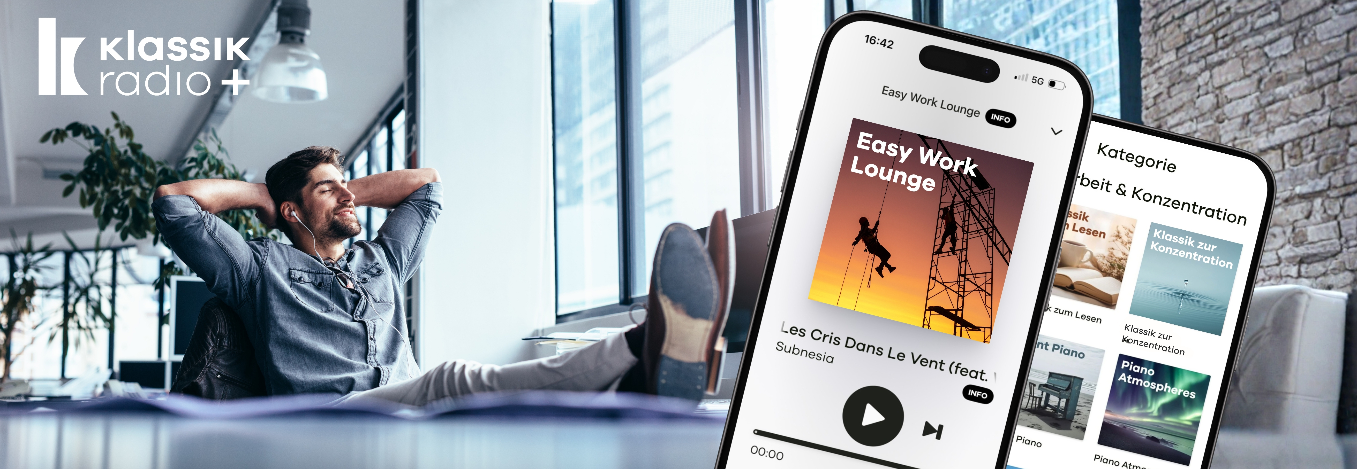 Mann mit Kopfhörern am Schreibtisch, Beine hochgelegt, daneben Klassik Radio Plus in Handy mit dem Sender Easy Work Lounge