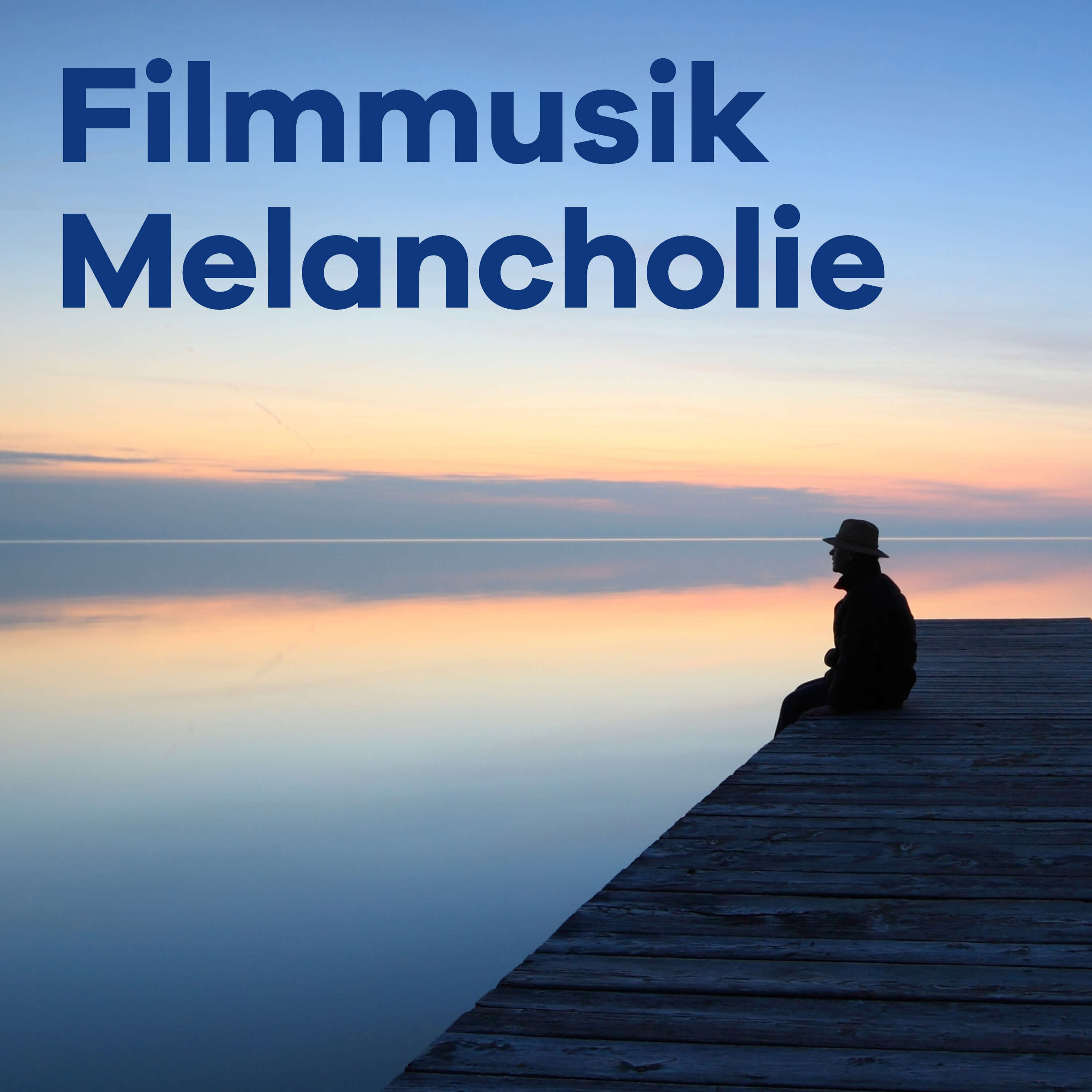 Sender Filmmusik Melancholie mit einem Mann auf einem Steg am Wasser bei Sonnenuntergang