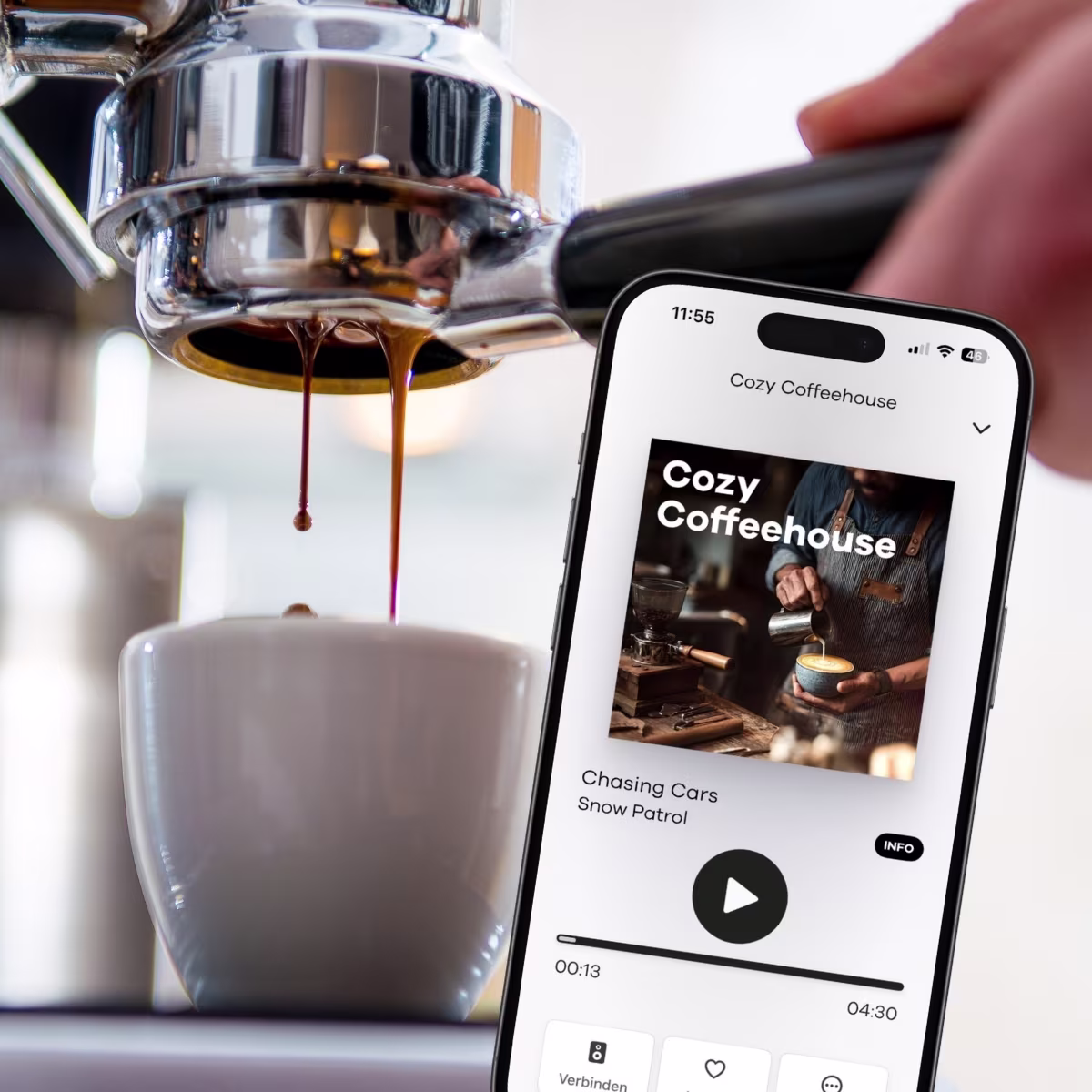 Barista Kaffeemaschine - es wird gerade ein Espresso generiert. Daneben 1 Handy, dass den Sender Cozy Coffeehouse zeigt
