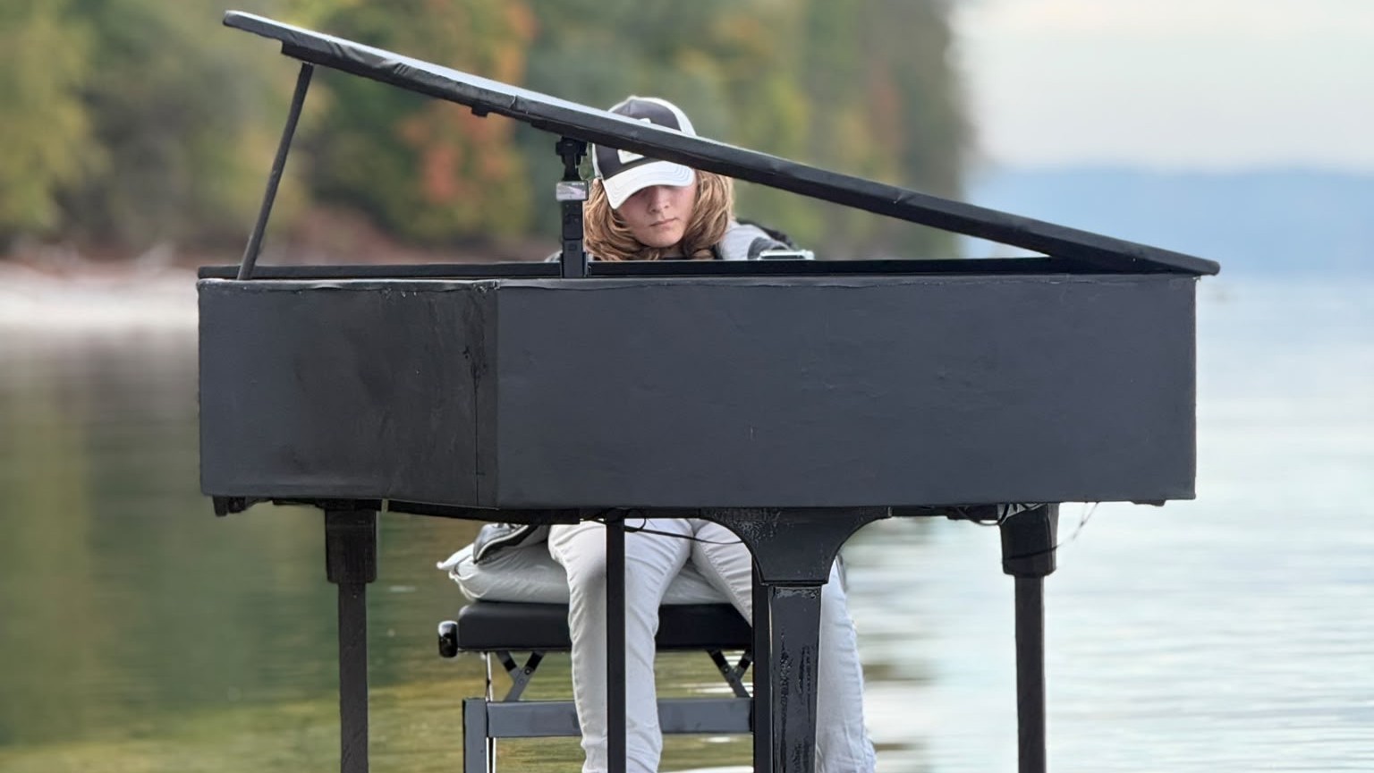 Levin Giesler spielt Klavier im Bodensee