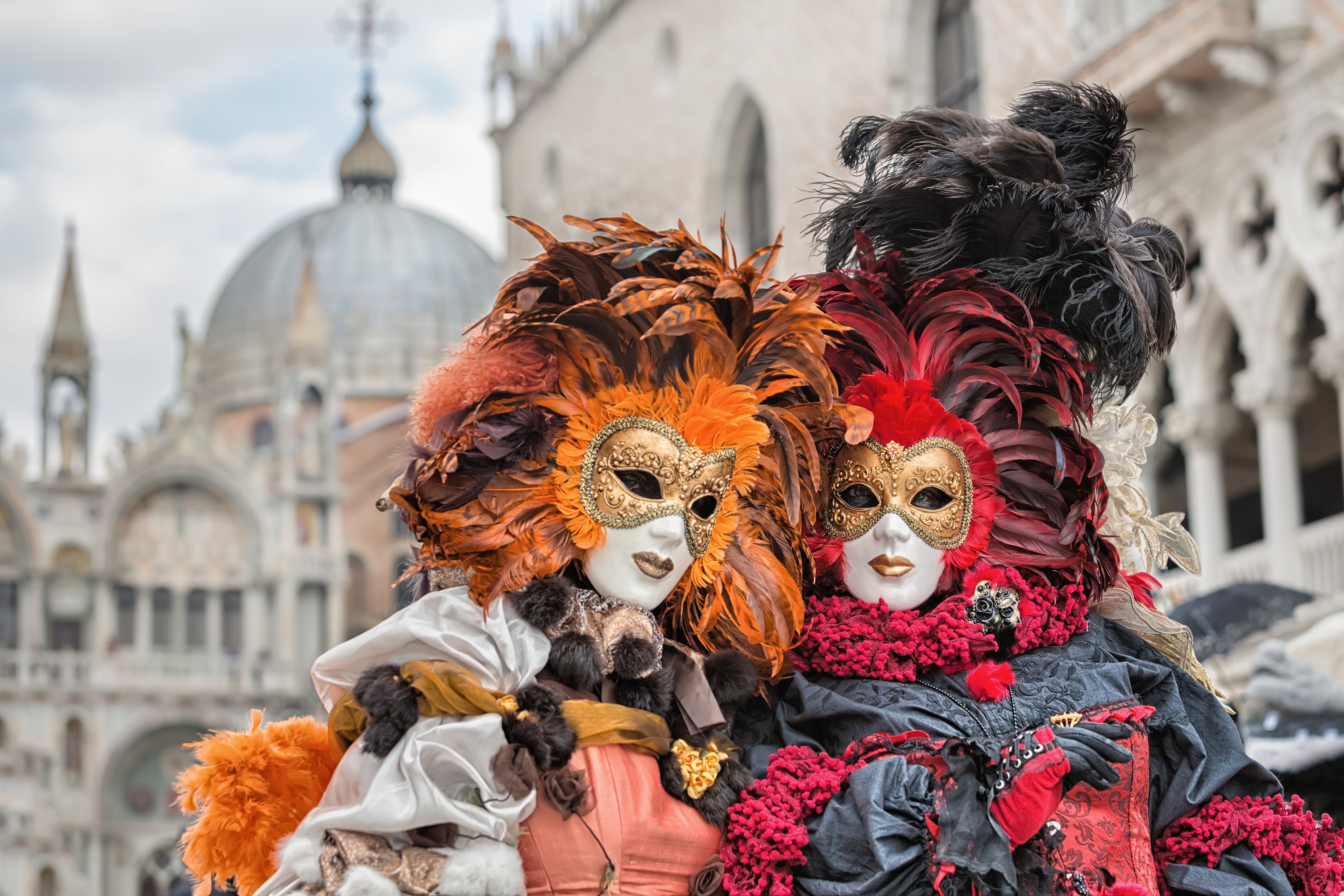 Zwei kostümierte Frauen am Karneval in Venedig