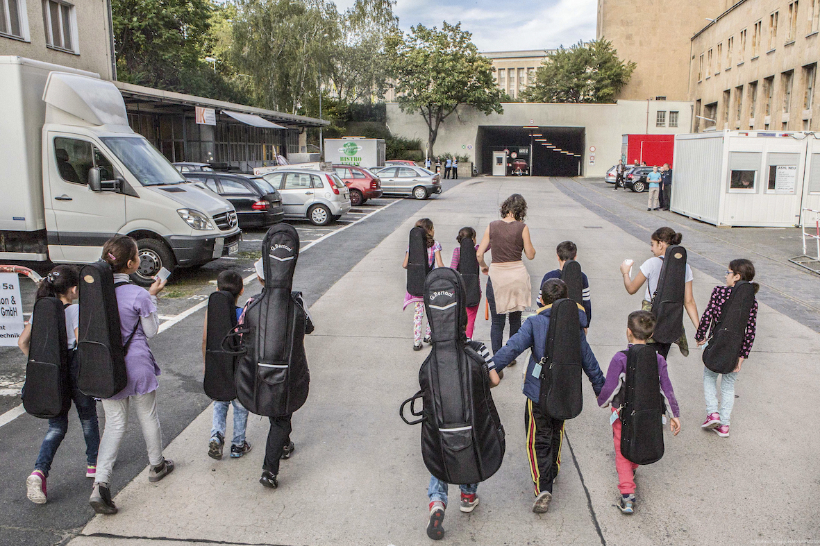 Kinder mit Instrumenten auf dem Weg zum Probensaal