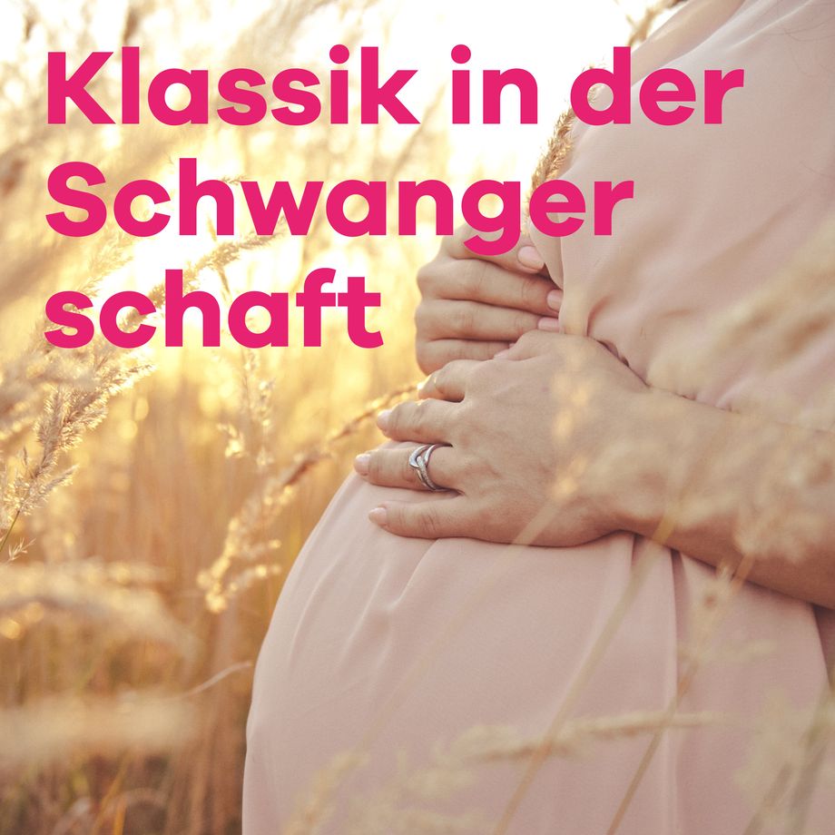 Klassik Radio Plus Sender "Klassik in der Schwangerschaft" mit schwangeren Frau, die ihren Bauch hält in einem sonnigen Feld