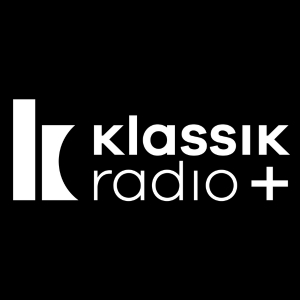 Weißes Klassik Radio Plus Logo auf schwarzem Hintergrund