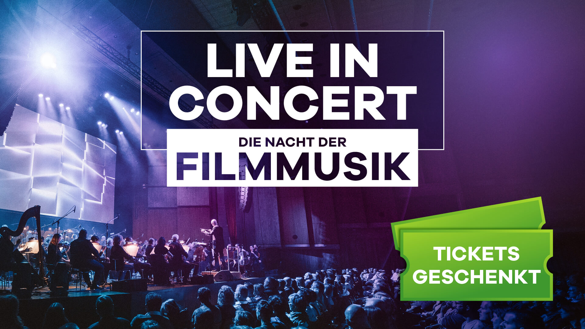 Orchester spielt auf großer Bühne bei Konzertnacht der Filmmusik, Publikum im Saal, Hinweis auf geschenkte Tickets
