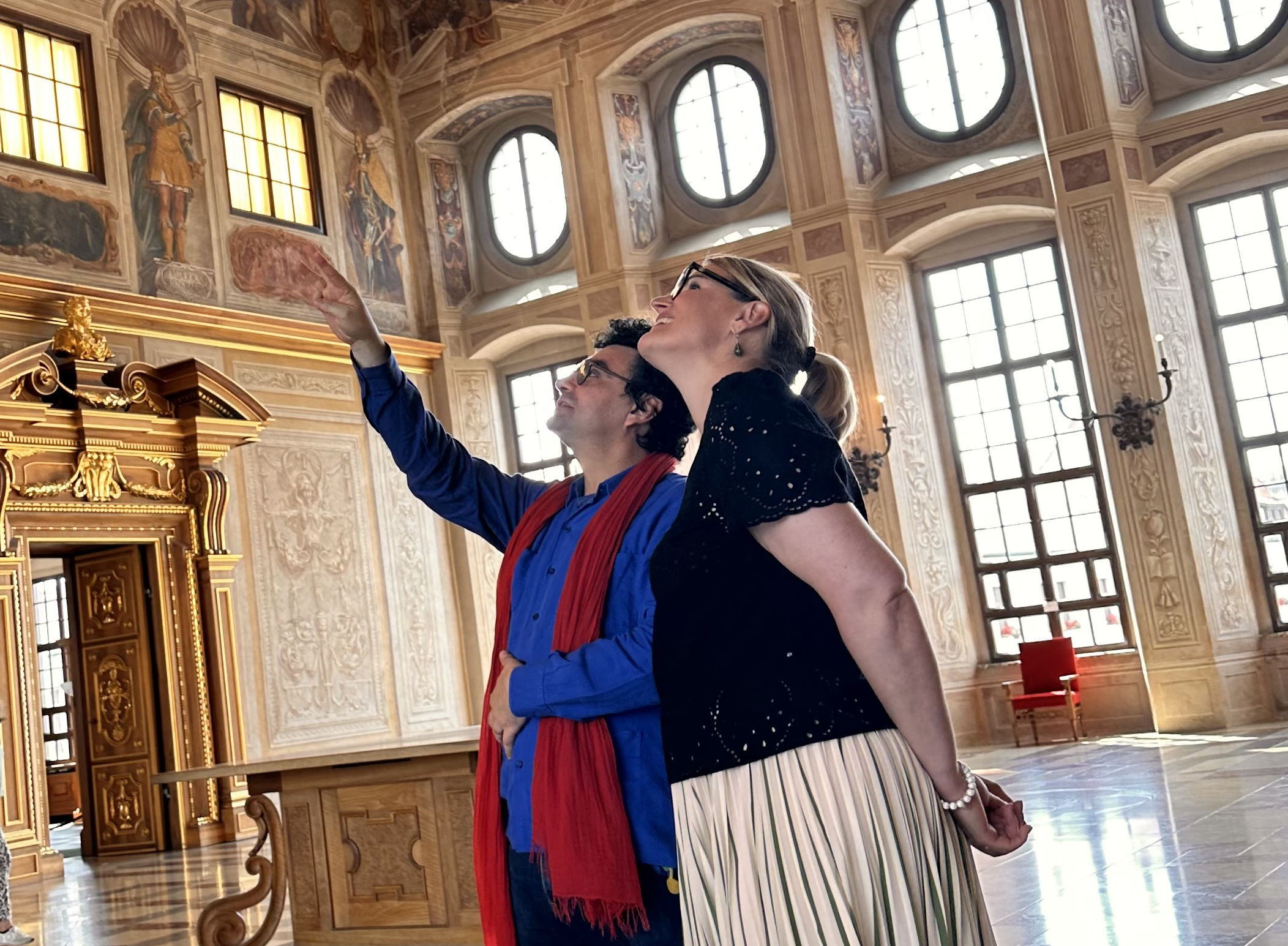 Star-Tenor Rolandó Villazon mit Augsburger Oberbürgermeisterin Eva Weber im Goldenen Saal des Rathauses.