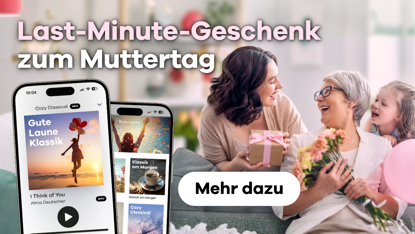 Erwachsene Tochter überreicht ihrer Mutter ein Geschenk mit Schleife. Die Mutter hat Blumen hinter Hand. Die Enkeltochter schaut rechts ins Bild rein. Text: Last Minute-Geschenk zum Muttertag