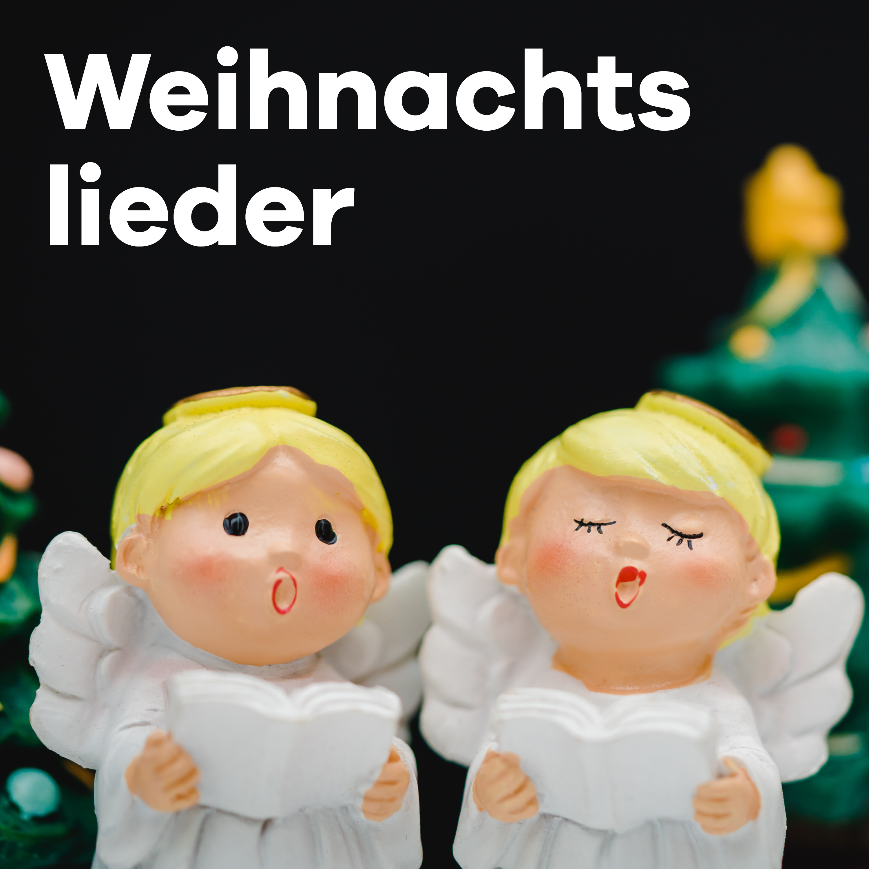 Sender von Klassik Radio Plus: „Weihnachtslieder“ mit zwei singenden Engel-Figuren und Weihnachtsdeko.