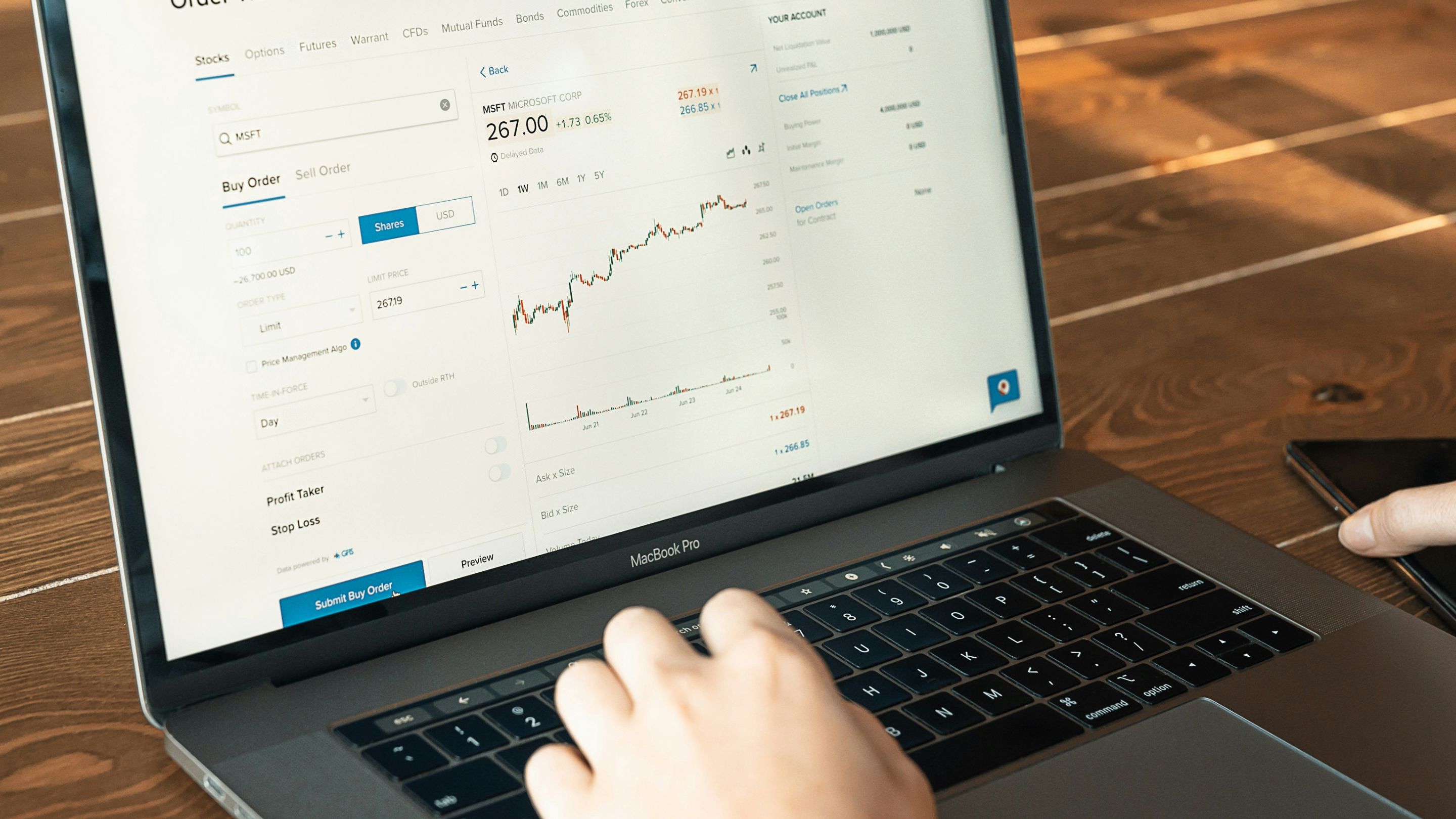 Blick auf Laptop mit Börsenwerten