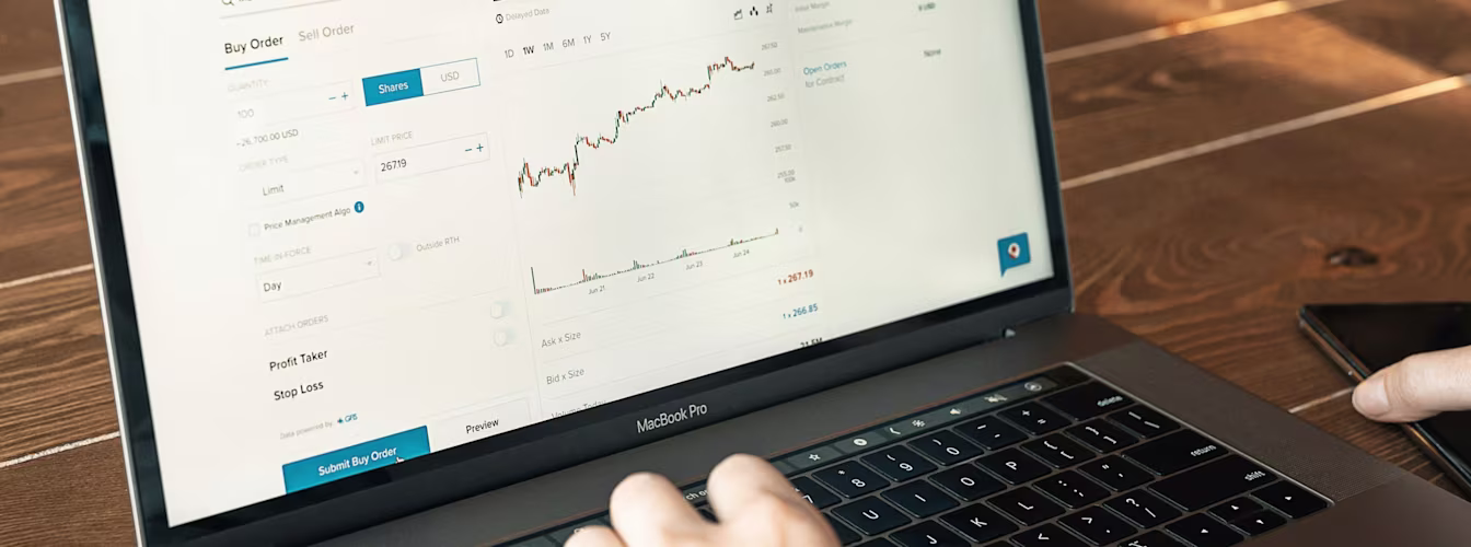 Blick auf Laptop mit Börsenwerten