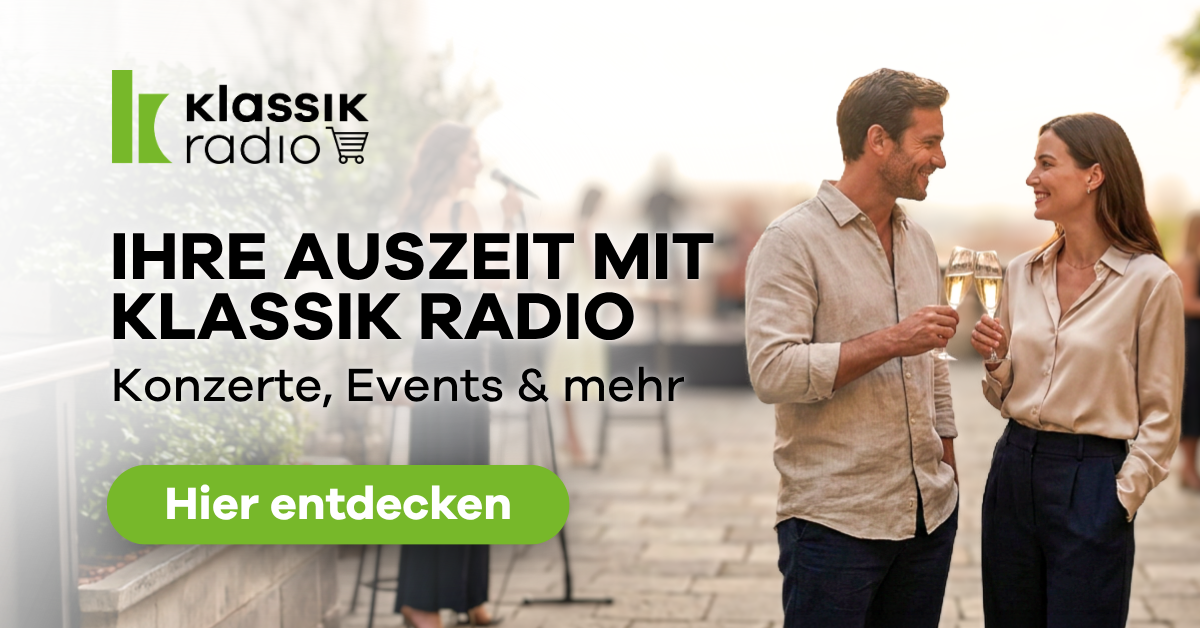 Frau und Mann genießen ein Klassik Radio Auszeit Event mit einem Glas Sekt