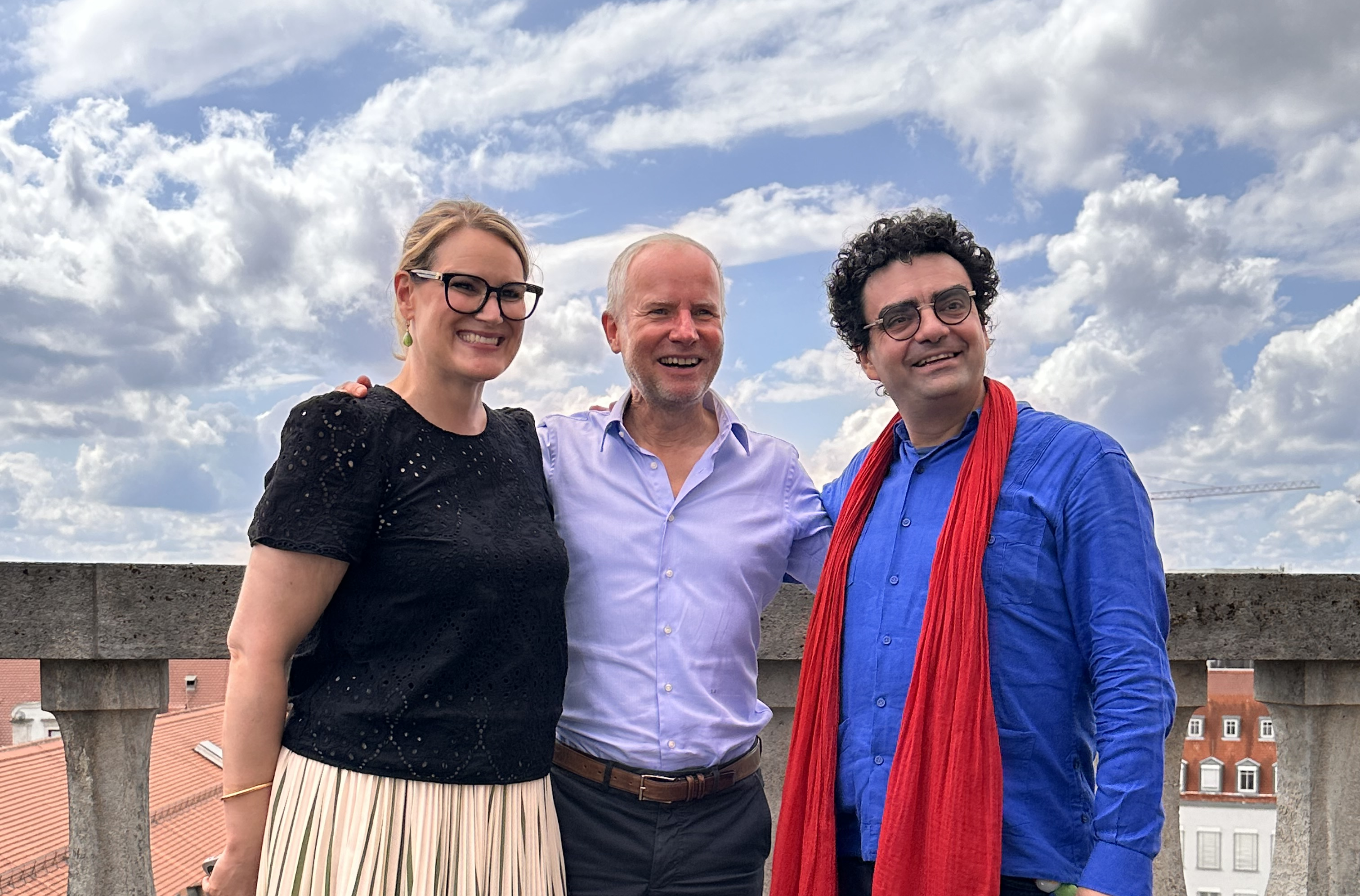 Rolando Villazon, Oberbürgermeisterin Eva Weber und Ulrich Kubak auf dem Dach des Augsburger Rathauses.