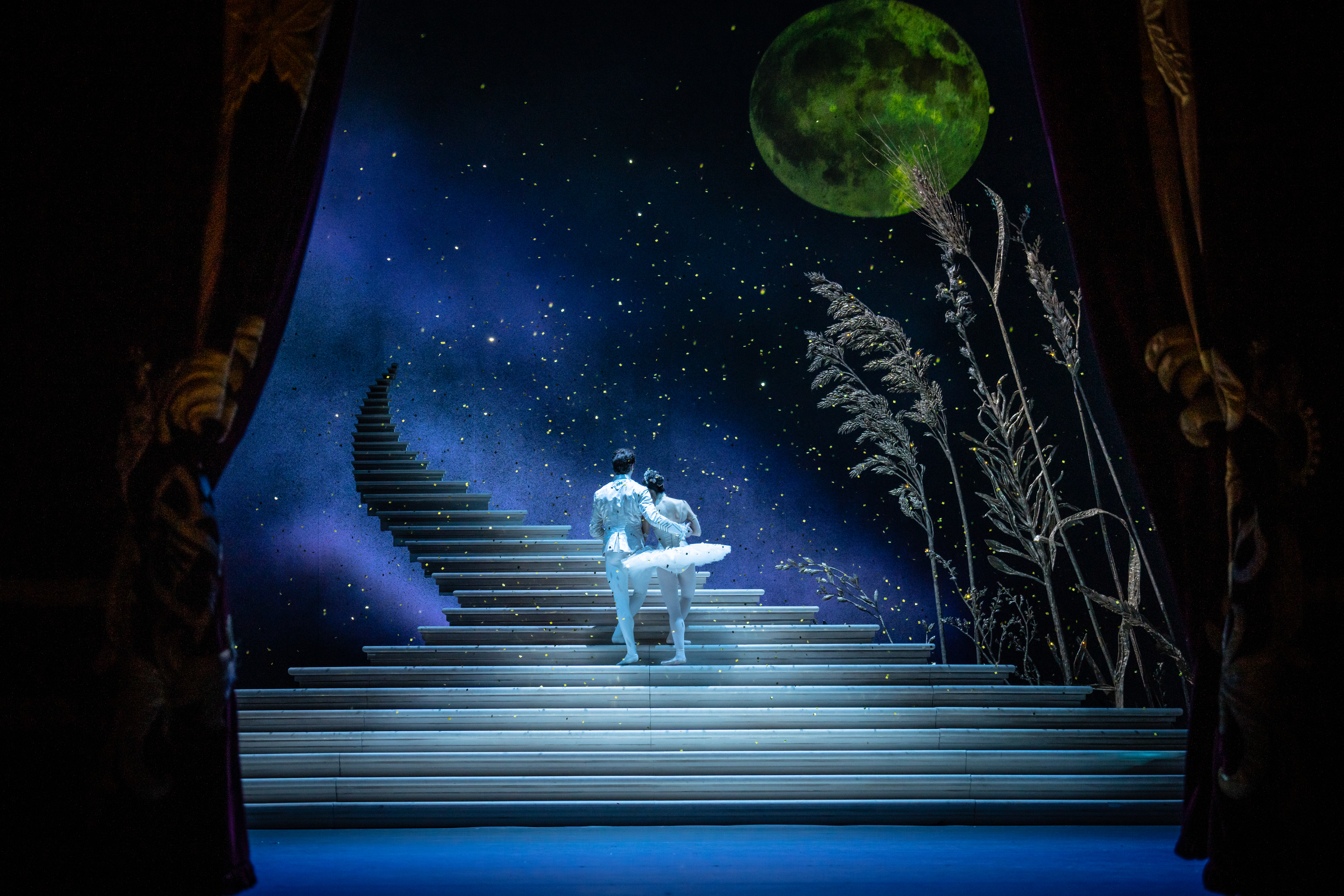 William Bracewell  (The Prince) Fumi Kaneko (Cinderella) Cinderella, The Royal Ballet