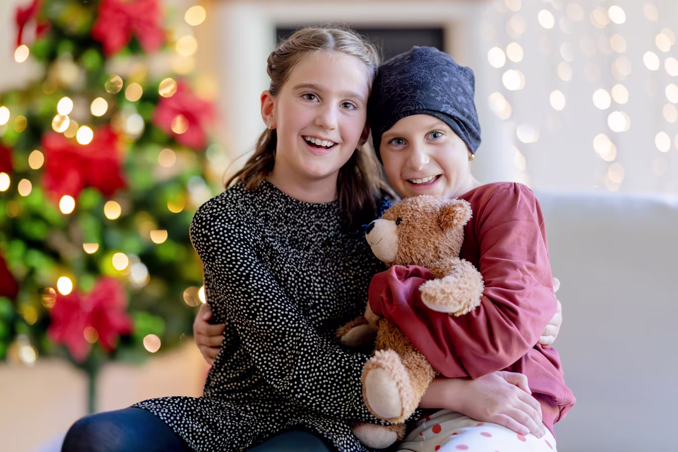 Deutsche Kinderkrebsstiftung Krebskranke Kinder vor dem Weihnachstbaum
