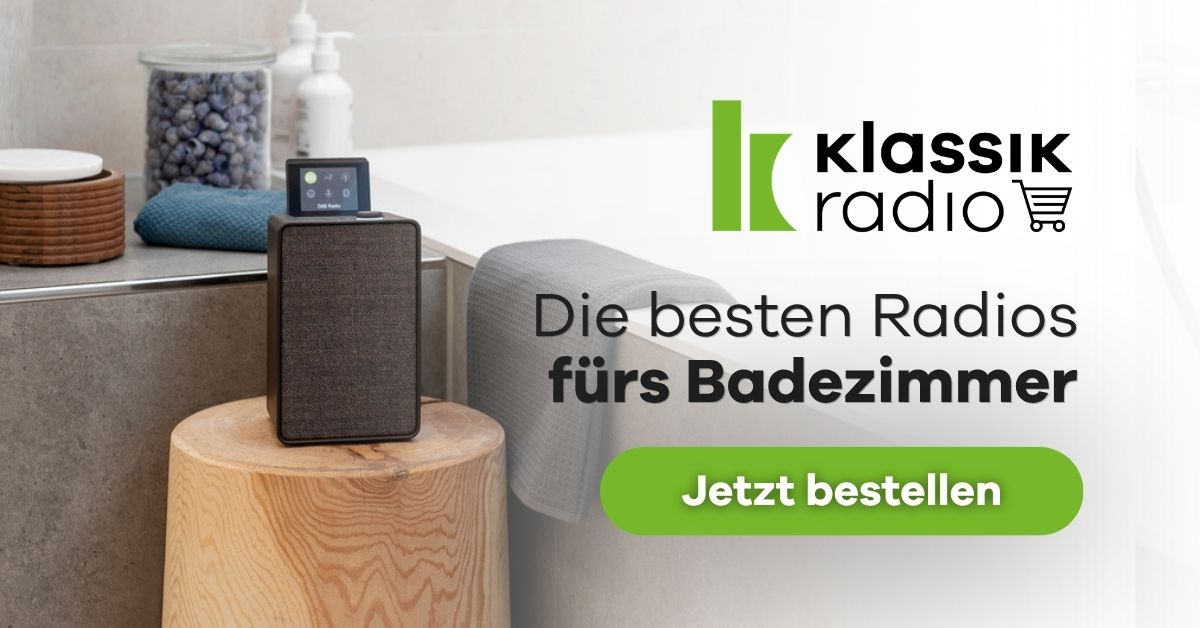 PURE Evkoke Home auf einem Holzstöfchen, neben einer Badewanne. Text: Klassik Radio Shop, Die besten Radios fürs Badezimmer - Jetzt bestellen