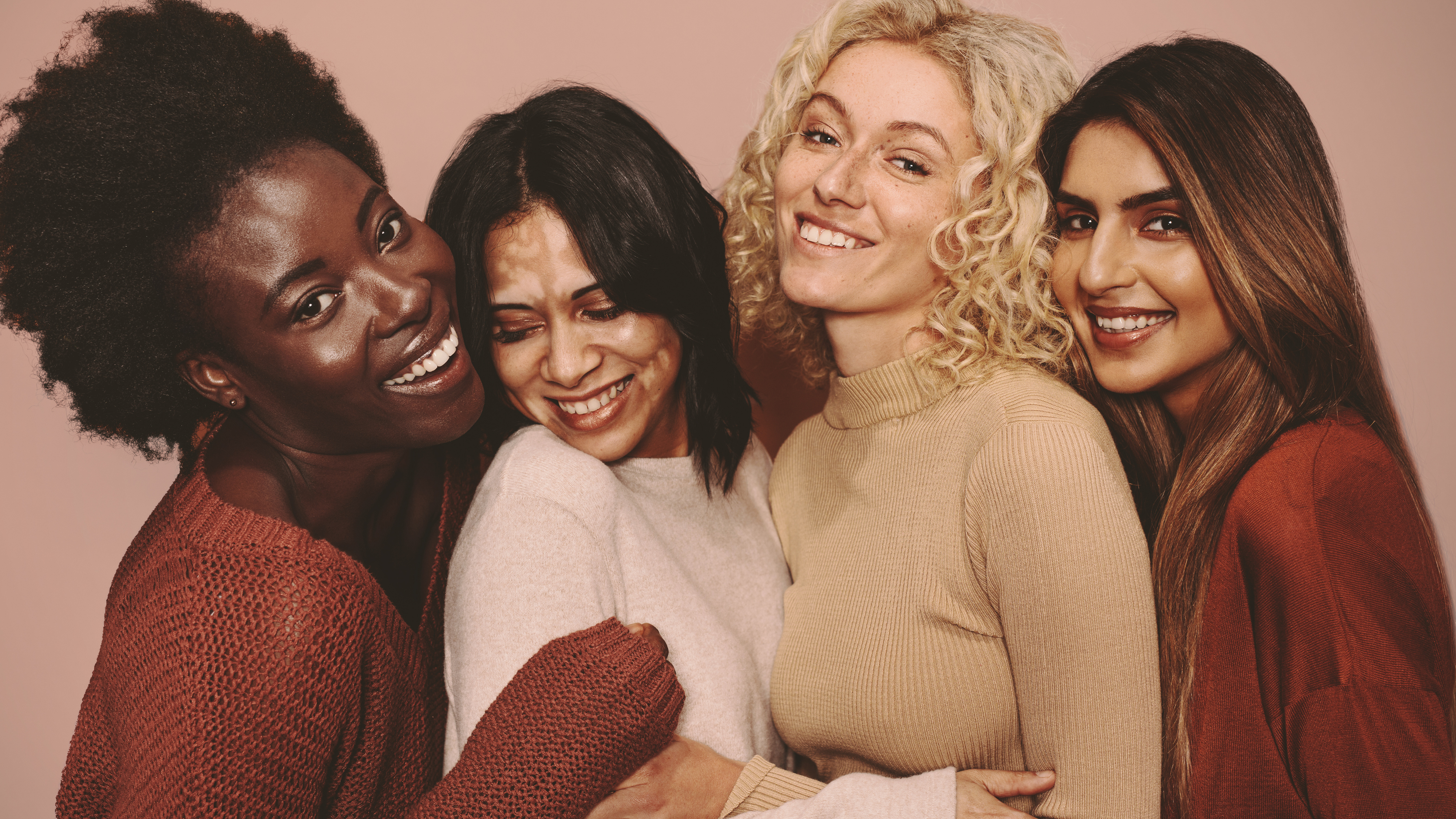 Vier Frauen lächelnd Header