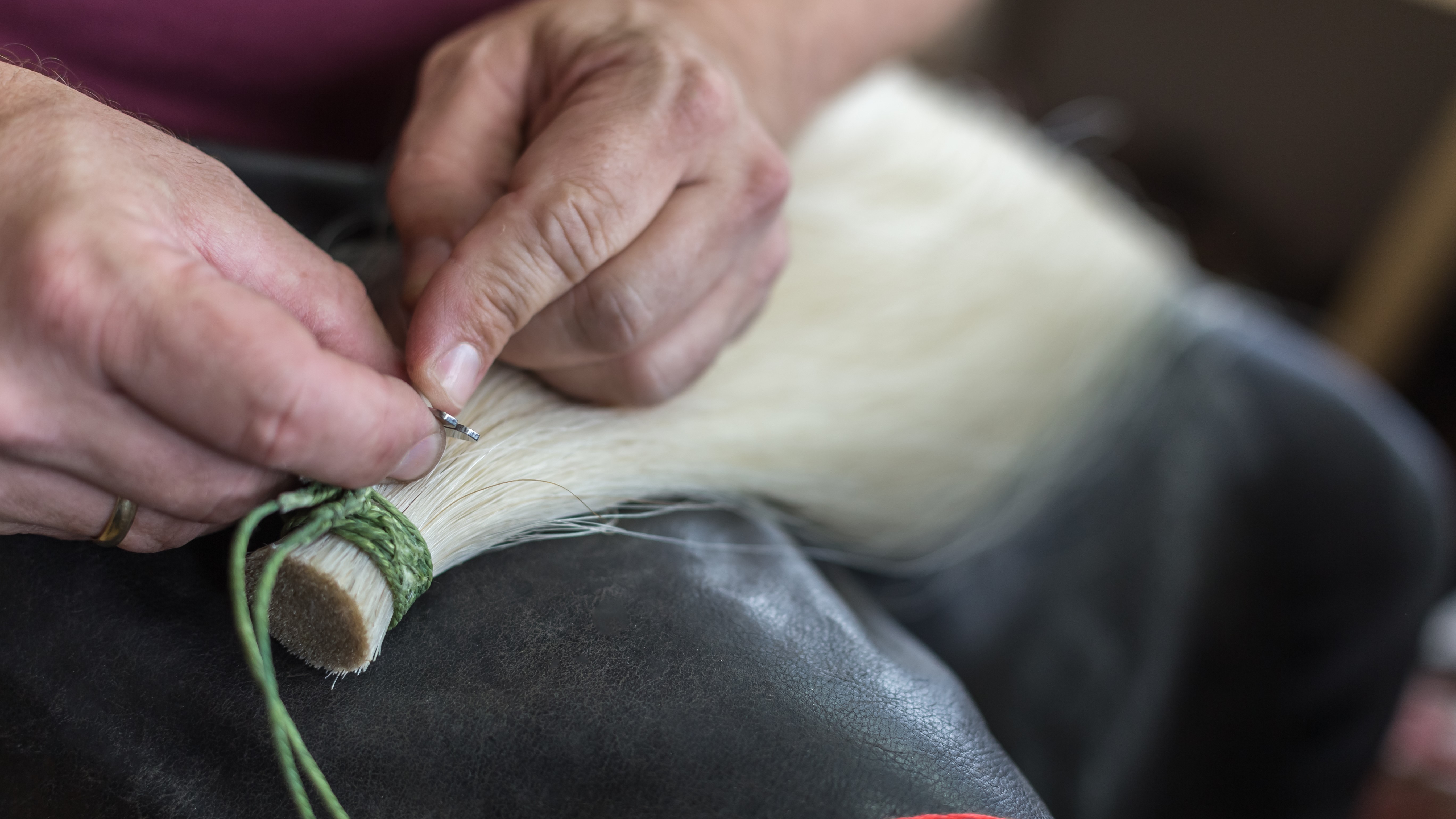 Geigenbauer mit Pferdehaaren