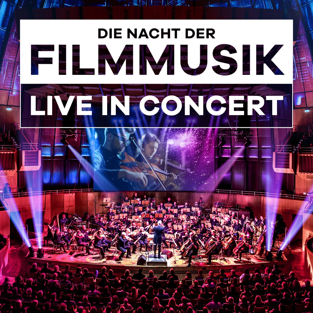 Großes Orchester spielt Filmmusik auf Bühne mit Lichteffekten, Dirigent steht vor den Musikern