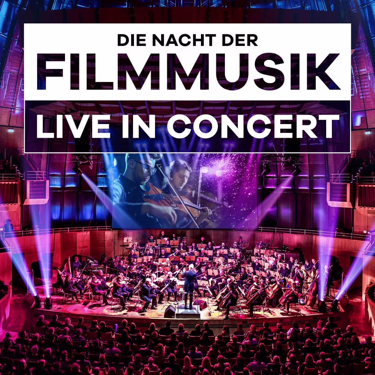 Großes Orchester spielt Filmmusik auf Bühne mit Lichteffekten, Dirigent steht vor den Musikern