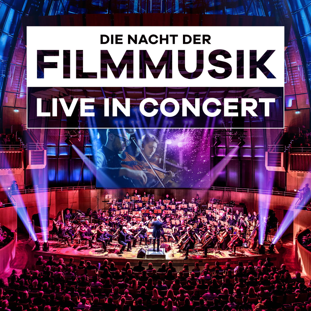 Großes Orchester spielt Filmmusik auf Bühne mit Lichteffekten, Dirigent steht vor den Musikern