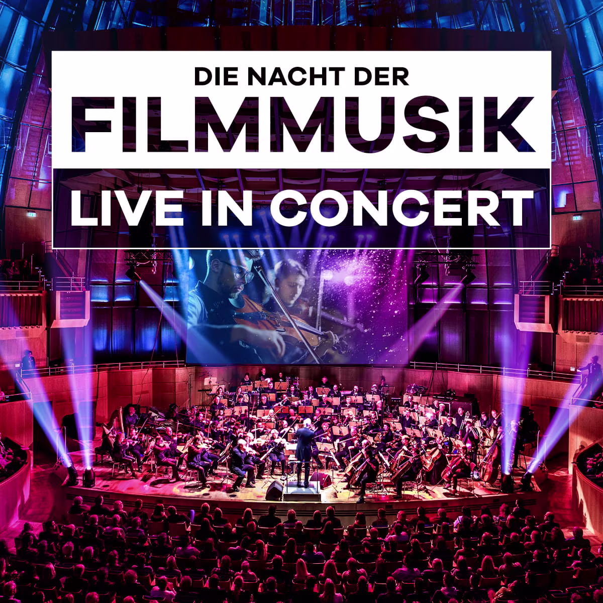 Großes Orchester spielt Filmmusik auf Bühne mit Lichteffekten, Dirigent steht vor den Musikern