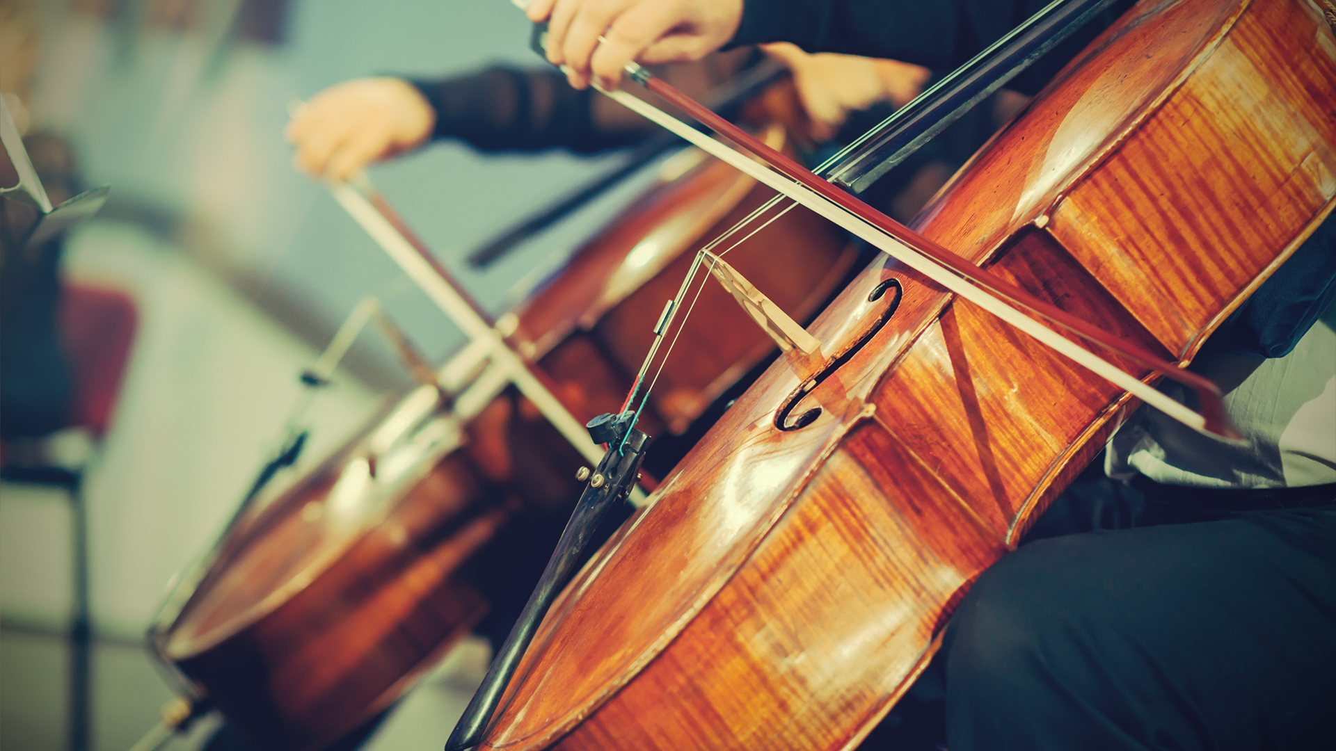 Orchester spielt Cello