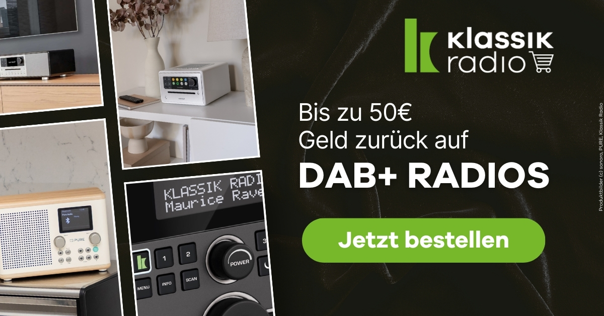 Verschiedene DAB+ Radios auf Möbeln, daneben Klassik Radio Logo und Hinweis auf bis zu 50 € Cashback-Aktion