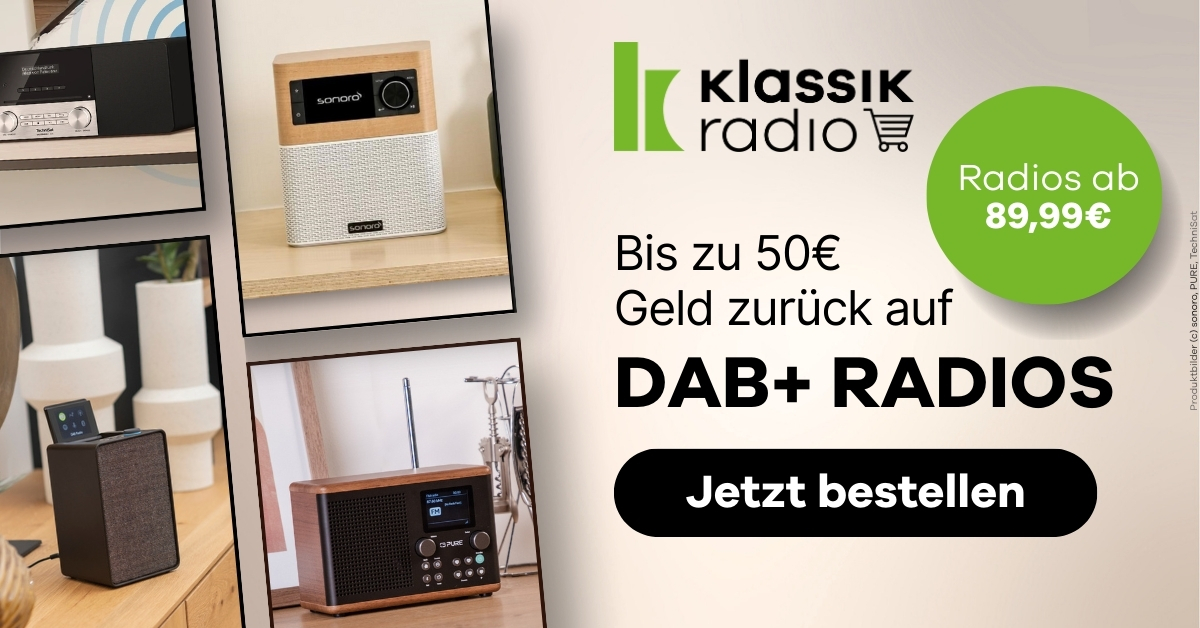 Verschiedene DAB+ Radios auf Möbeln, daneben Klassik Radio Logo und Hinweis auf bis zu 50 € Cashback-Aktion