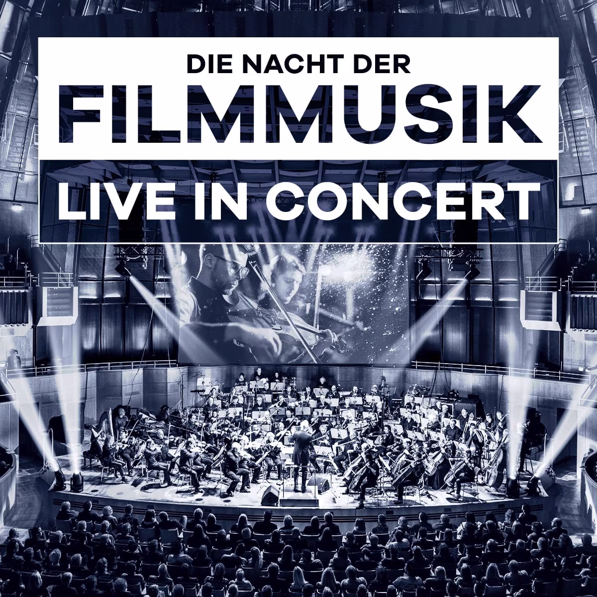 Sinfonieorchester spielt Filmmusik live in großem Konzertsaal vor Publikum