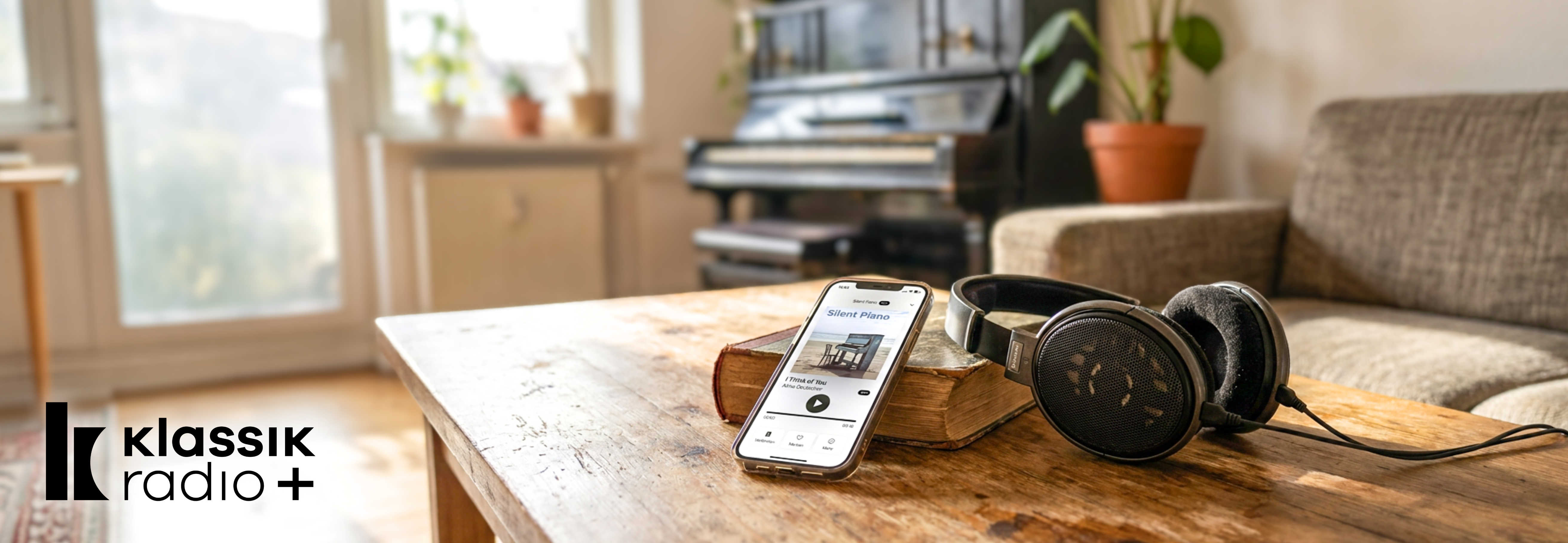 Smartphone mit Silent Piano Musiksender im Maxiplayer liegt auf einem Couchtisch.