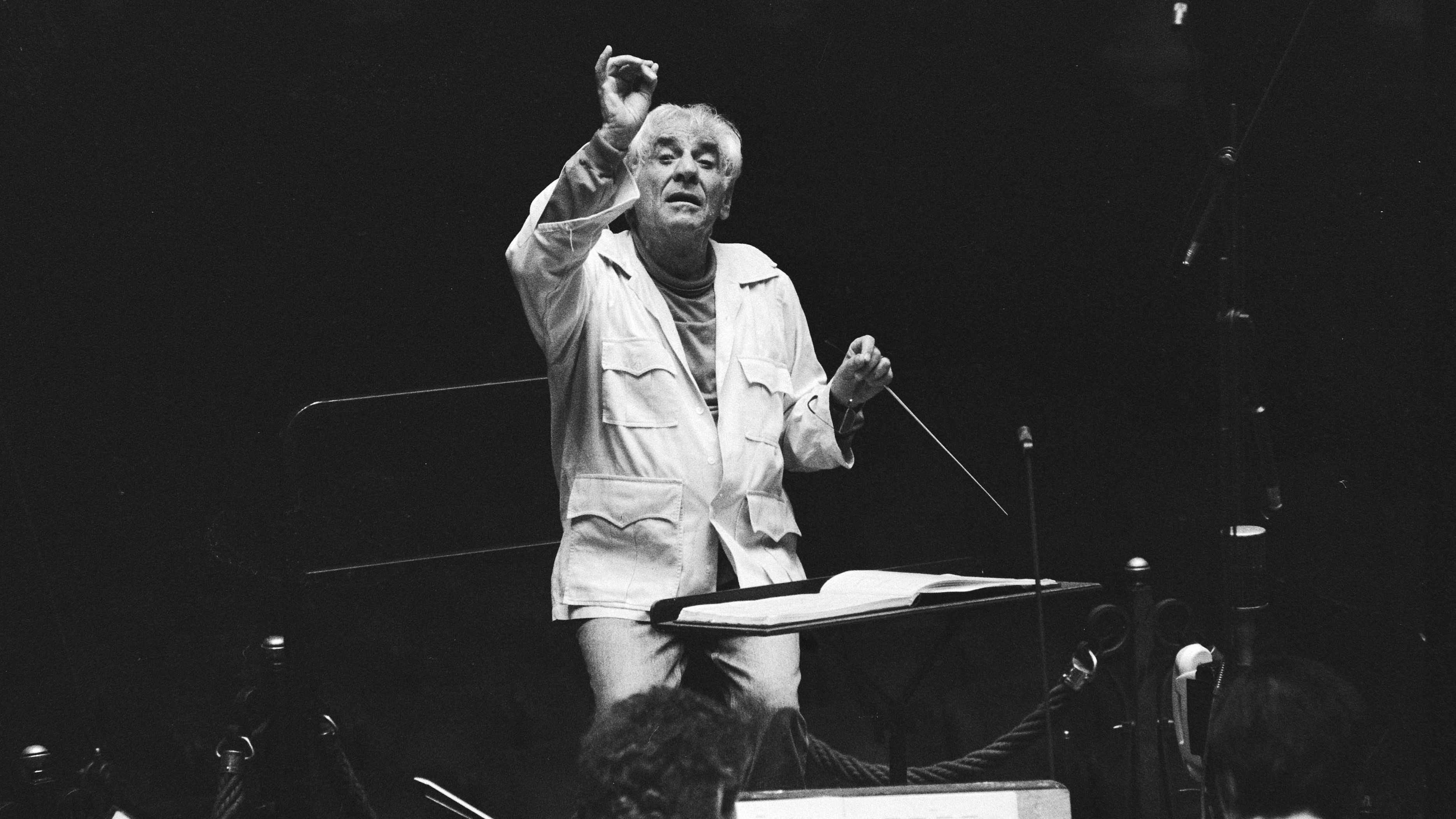 Leonard Bernstein dirigiert