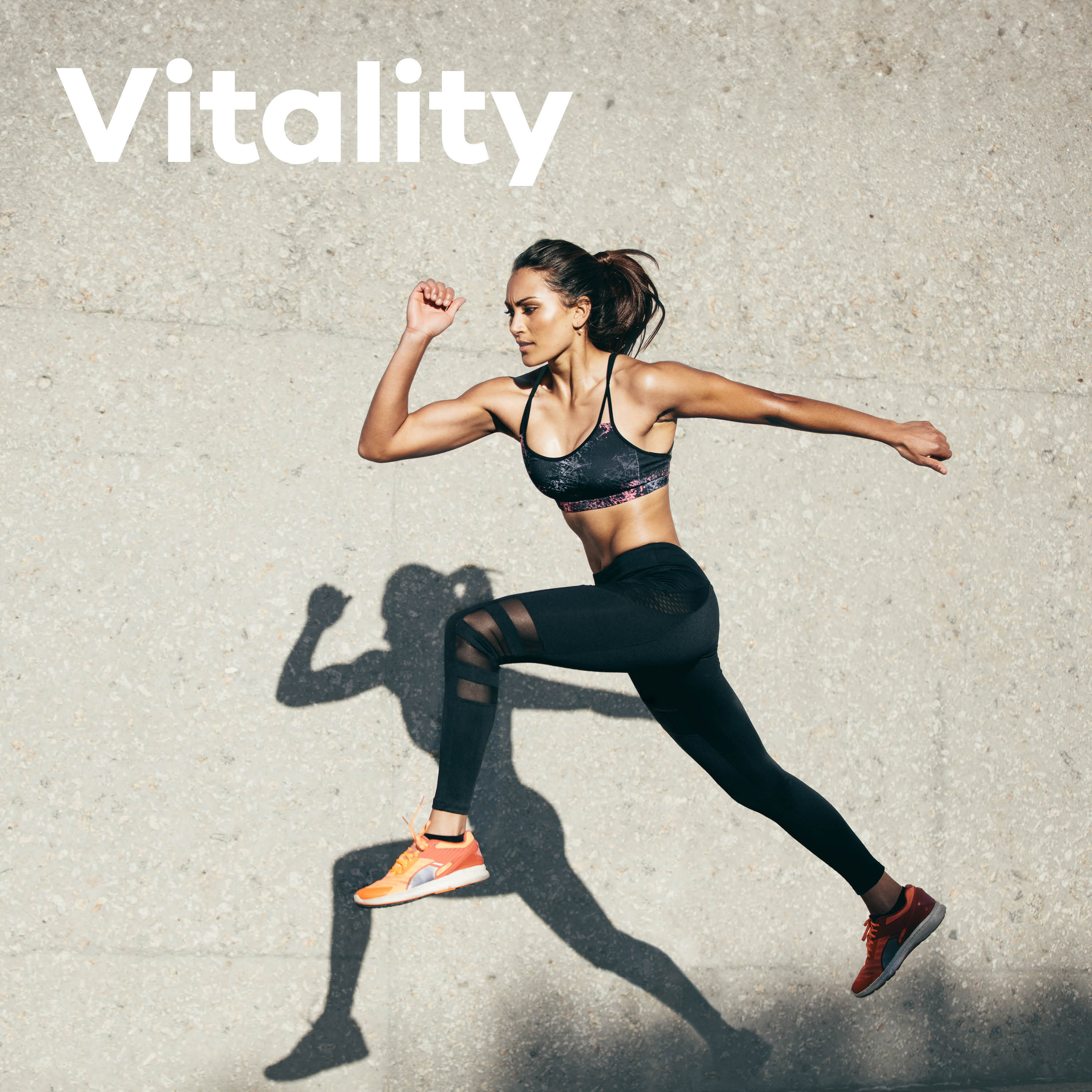 Sportlich gekleidete Frau springt dynamisch vor grauem Hintergrund, Schriftzug „Vitality“ oben links