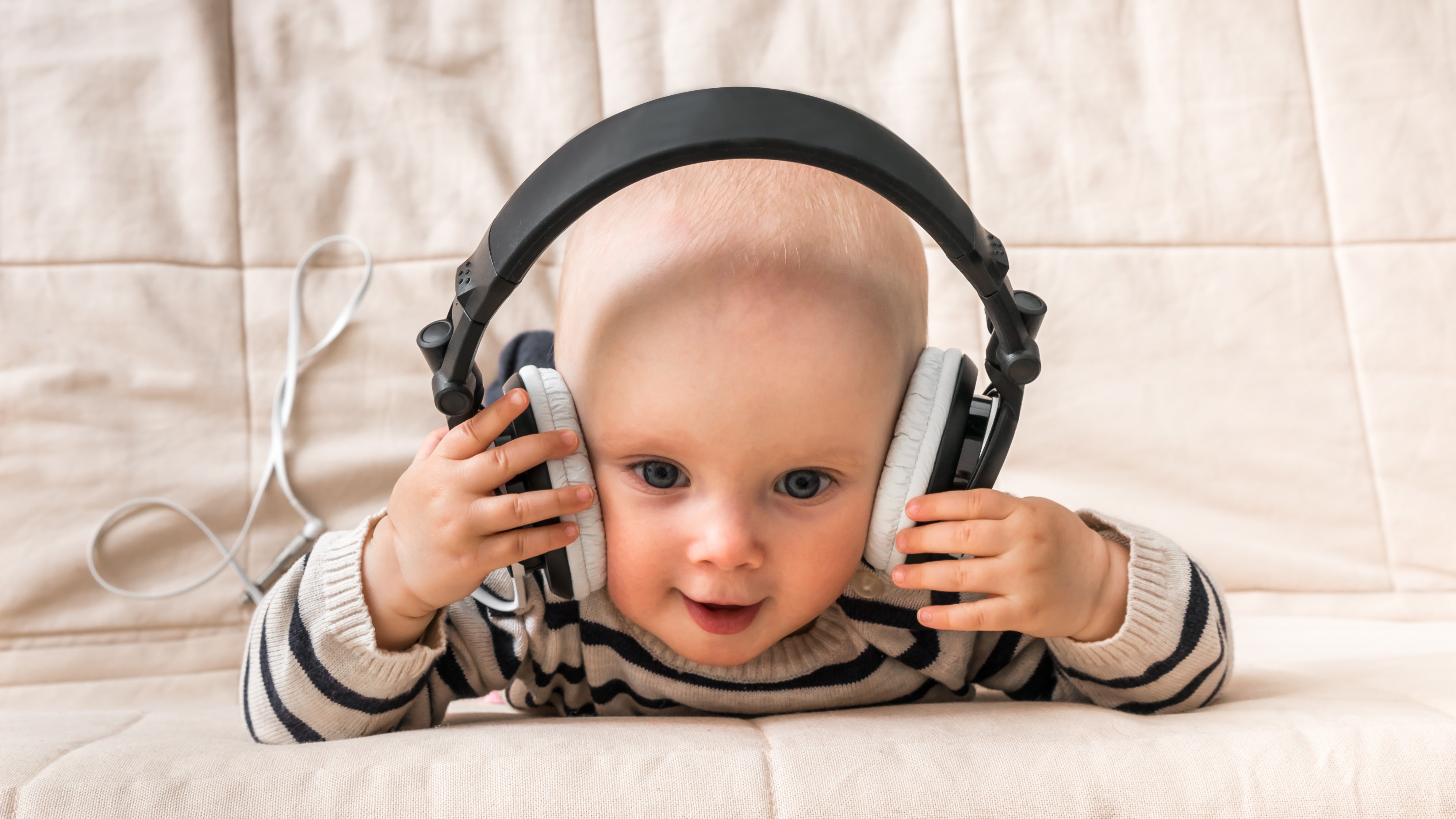 Baby hört Musik