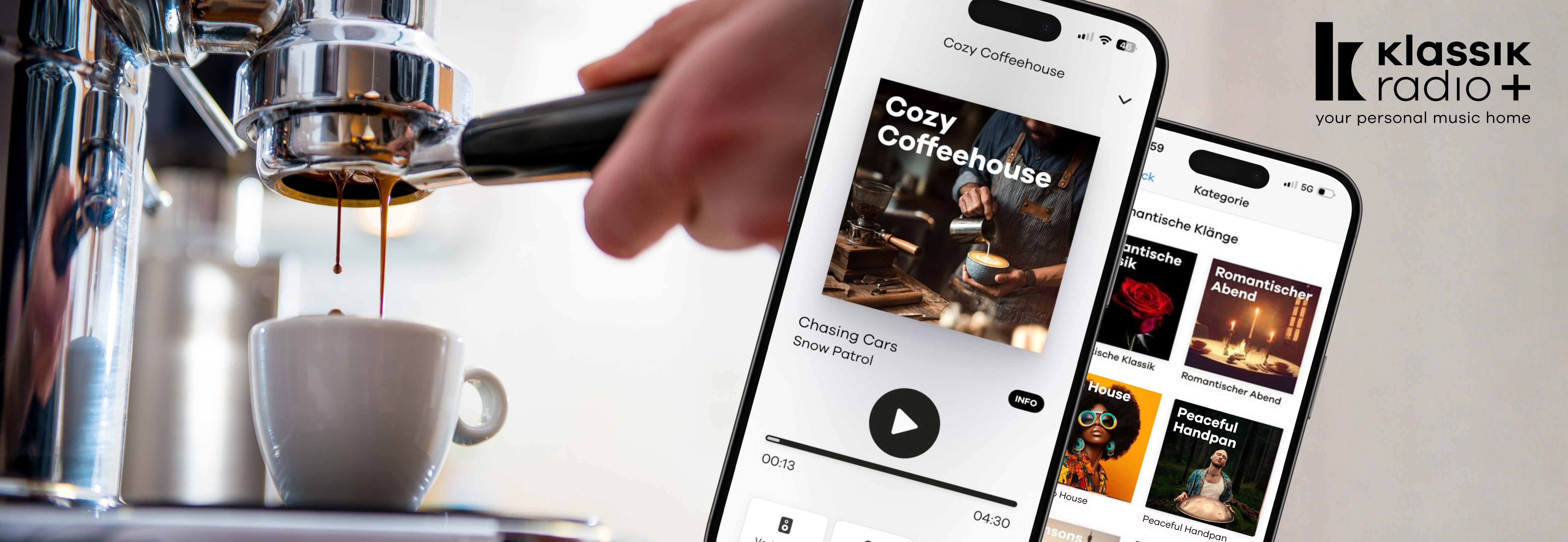 Barista Kaffeemaschine - es wird gerade ein Espresso generiert. Daneben 2 Handys - 1 zeigt den Sender Cozy Coffeehouse und das andere mehrere Sender: Romantischer Abend, Afro House und Peaceful Handpan. Ganz rechts das Logo Klassik Radio Plus