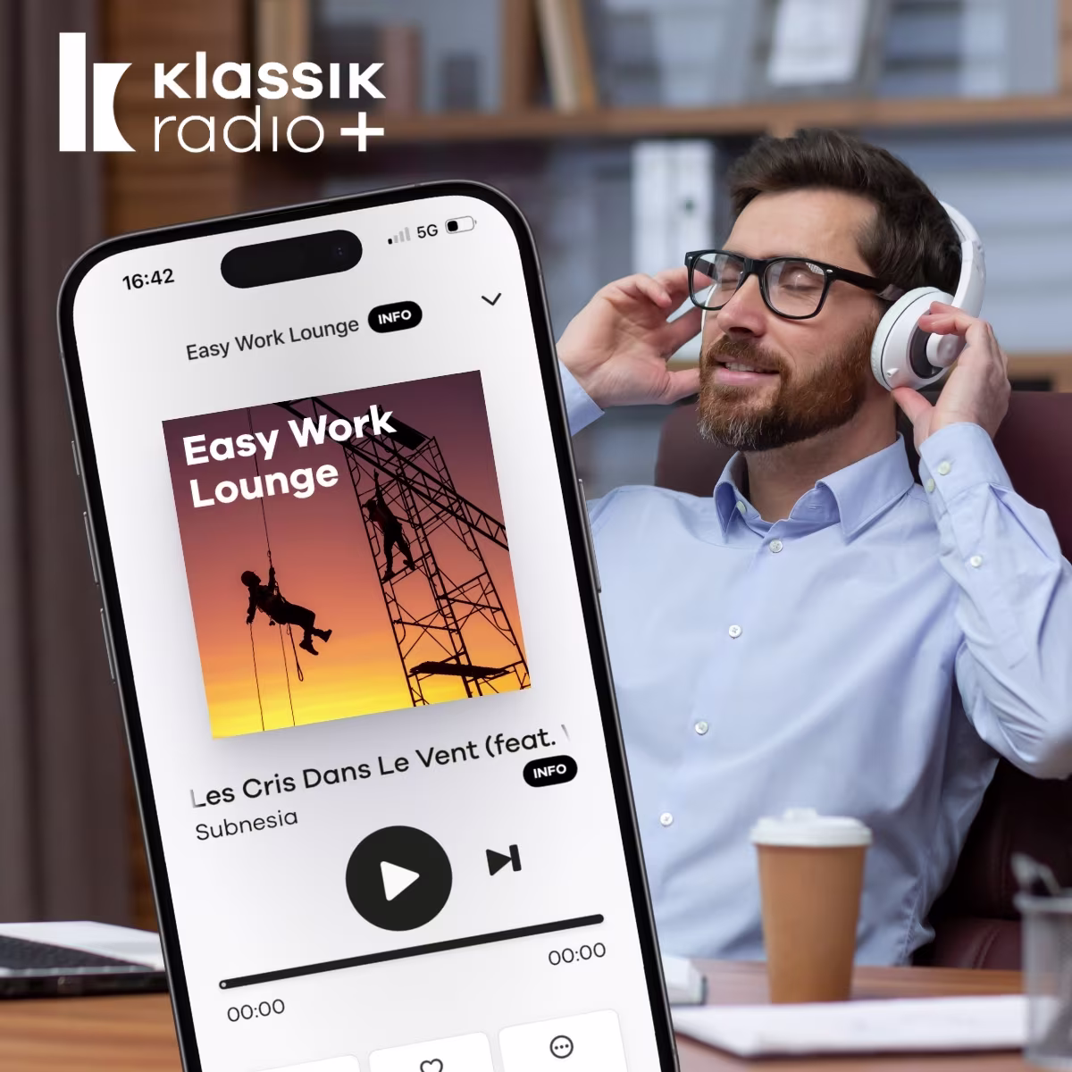 Schreibtisch im Büro mit Kopfhörer und Radio, daneben Klassik Radio Plus im Handy mit dem Sender Easy Work Lounge