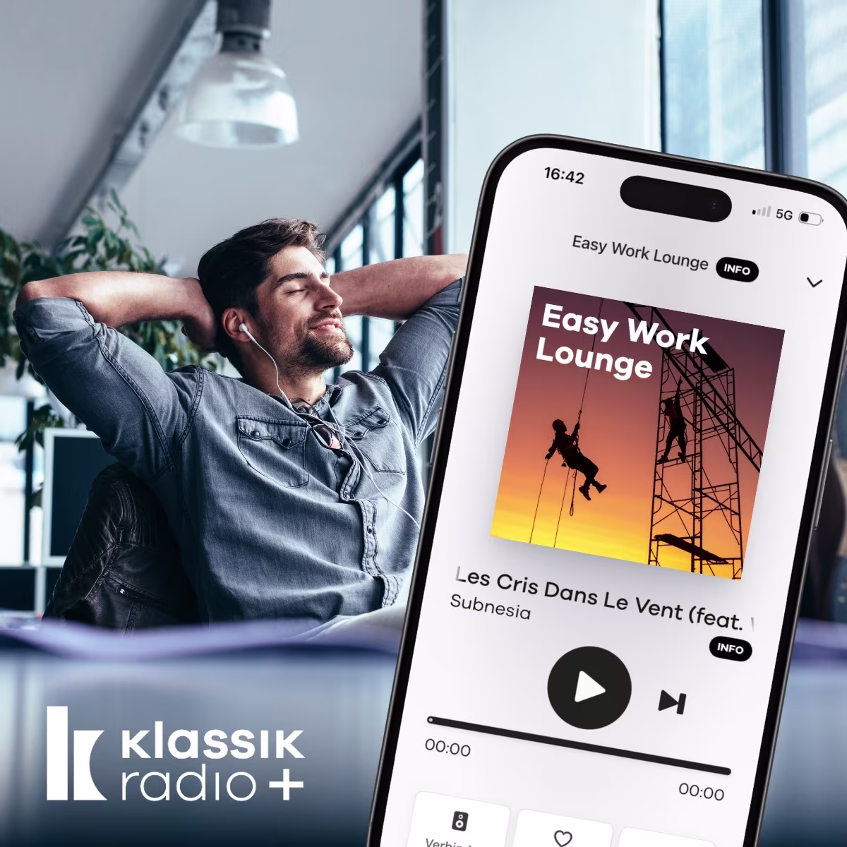 Mann mit Kopfhörern am Schreibtisch, Beine hochgelegt, daneben Klassik Radio Plus in Handy mit dem Sender Easy Work Lounge