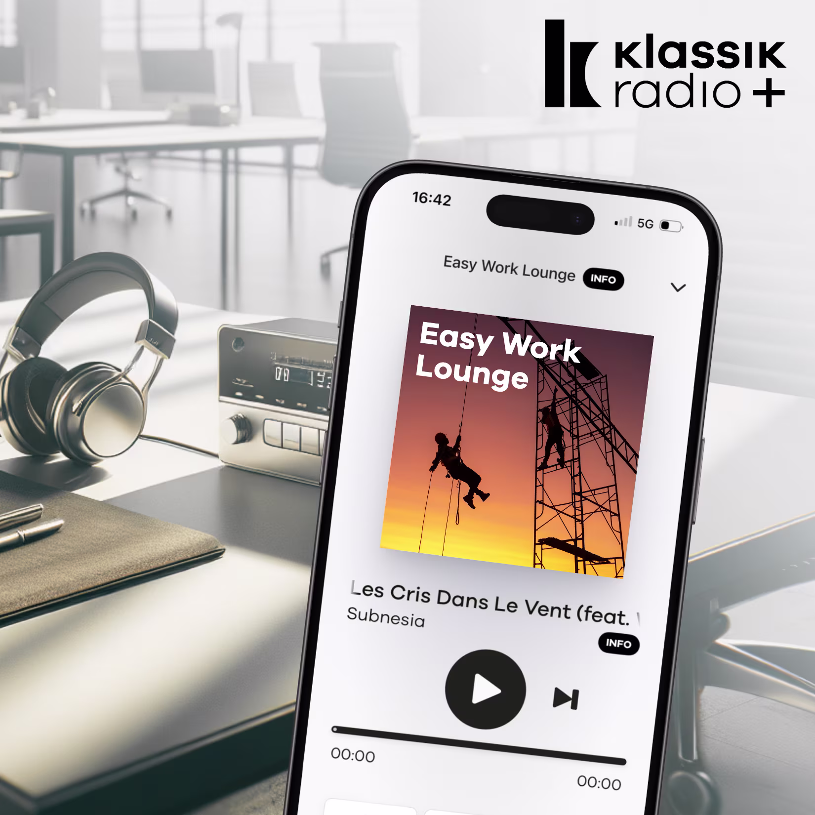 Schreibtisch im Büro mit Kopfhörer und Radio, daneben Klassik Radio Select in Handy mit dem Sender Easy Work Lounge