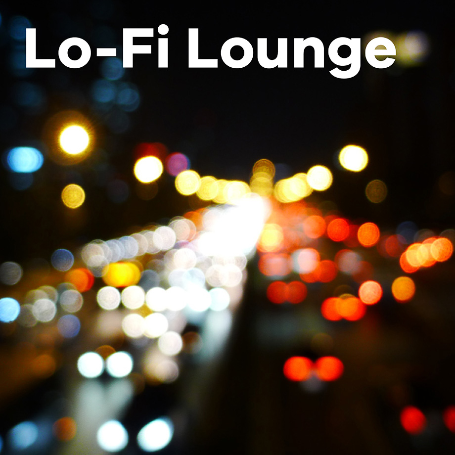 Lo-Fi Lounge mit verschwommenen Blikc auf eine volle Autobahn bei Nacht