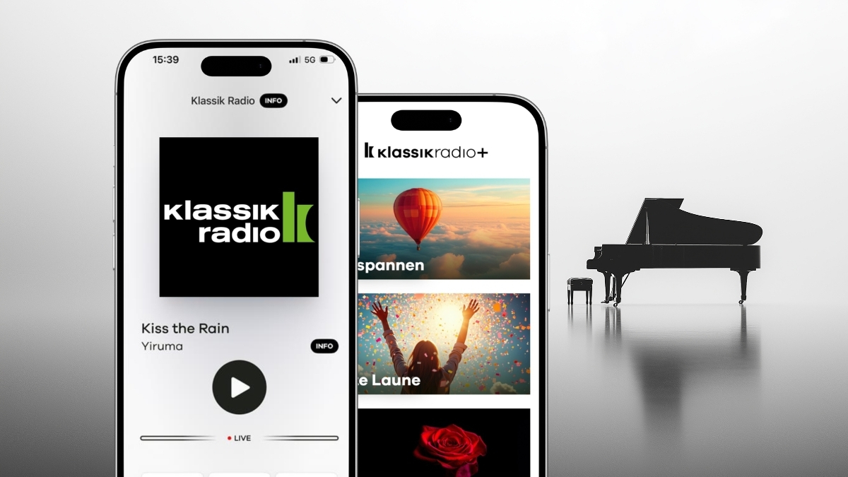 Klassik Radio im Smartphone. Im Hintergrund ein Piano